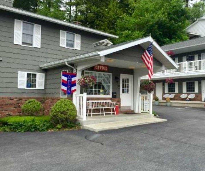 Americas Best Value Inn & Suites Lake George — photo 4