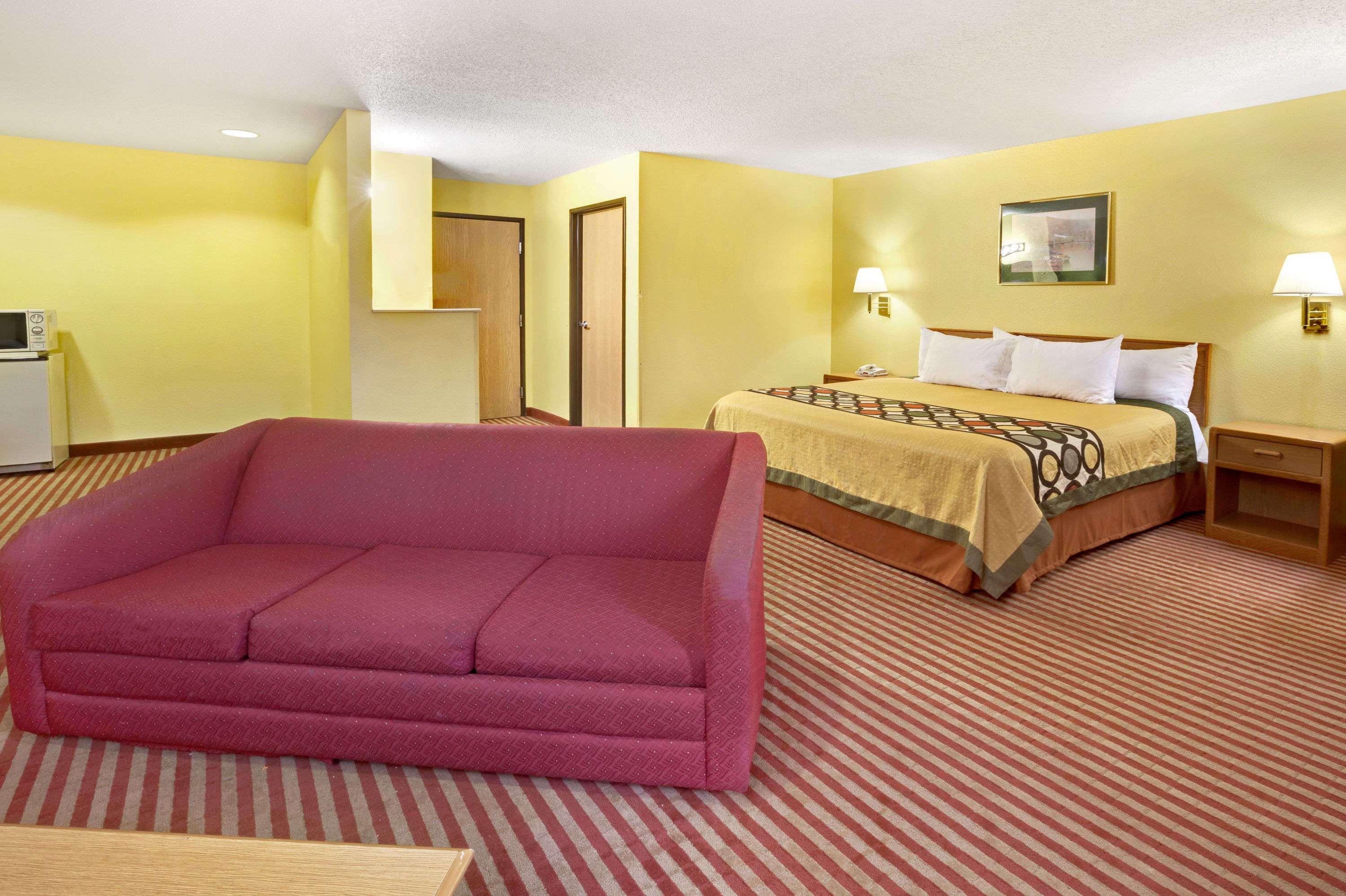 Super 8 by Wyndham Pasadena — photo 4