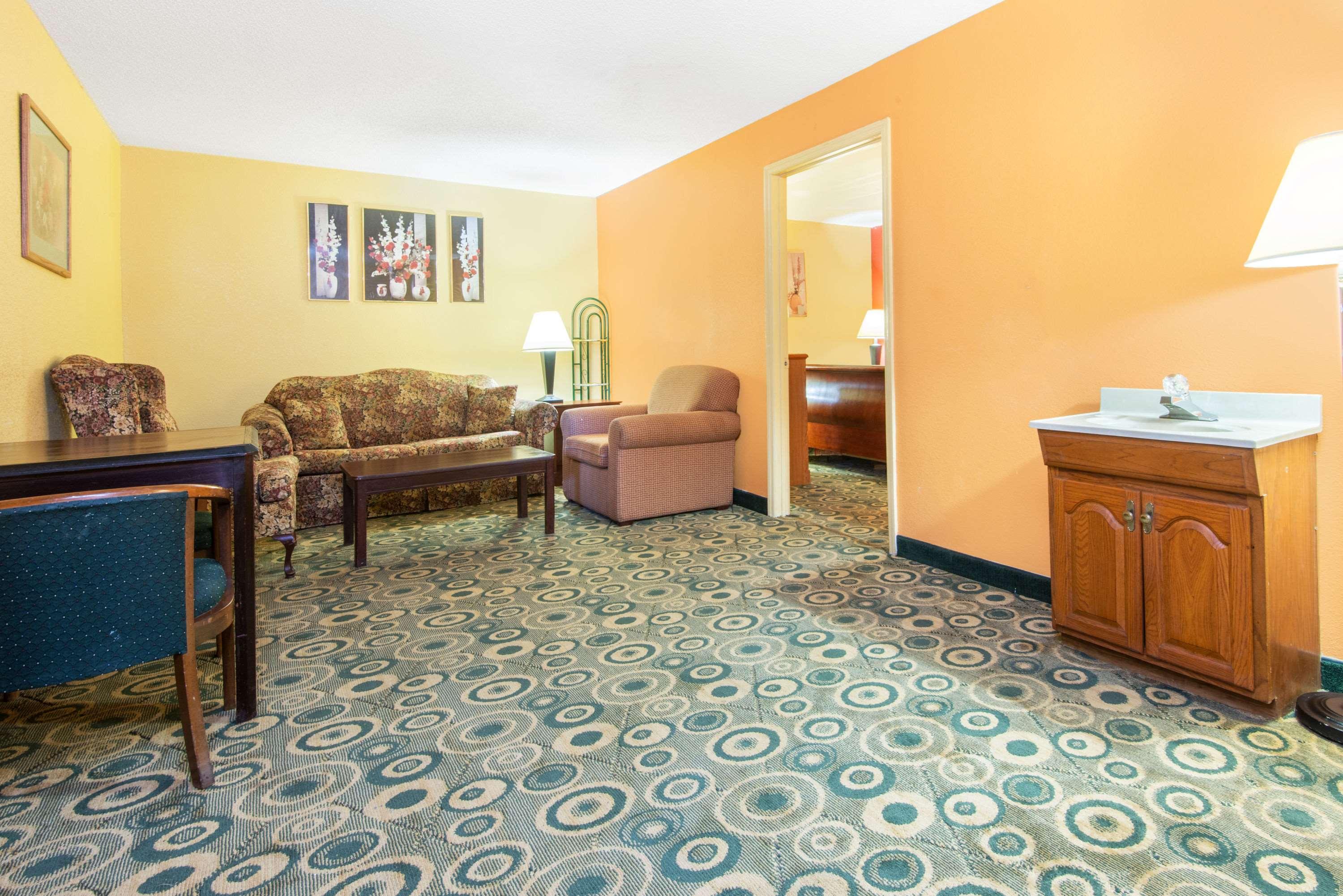 Days Inn by Wyndham Opelika — photo 4