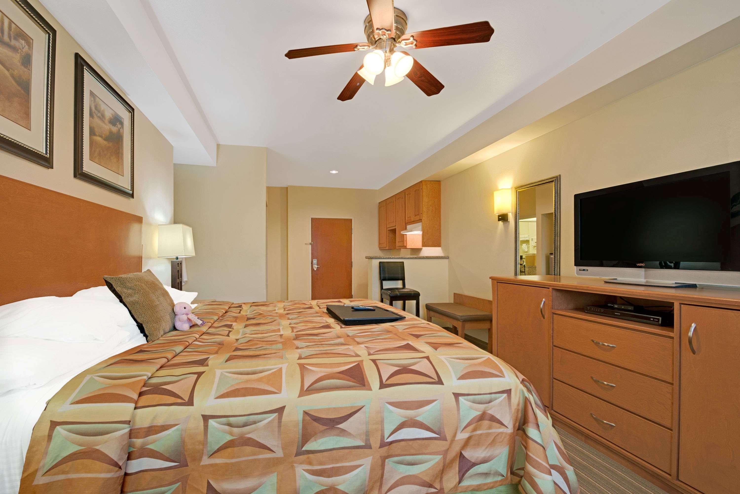 Super 8 by Wyndham Austin/Airport North — photo 5