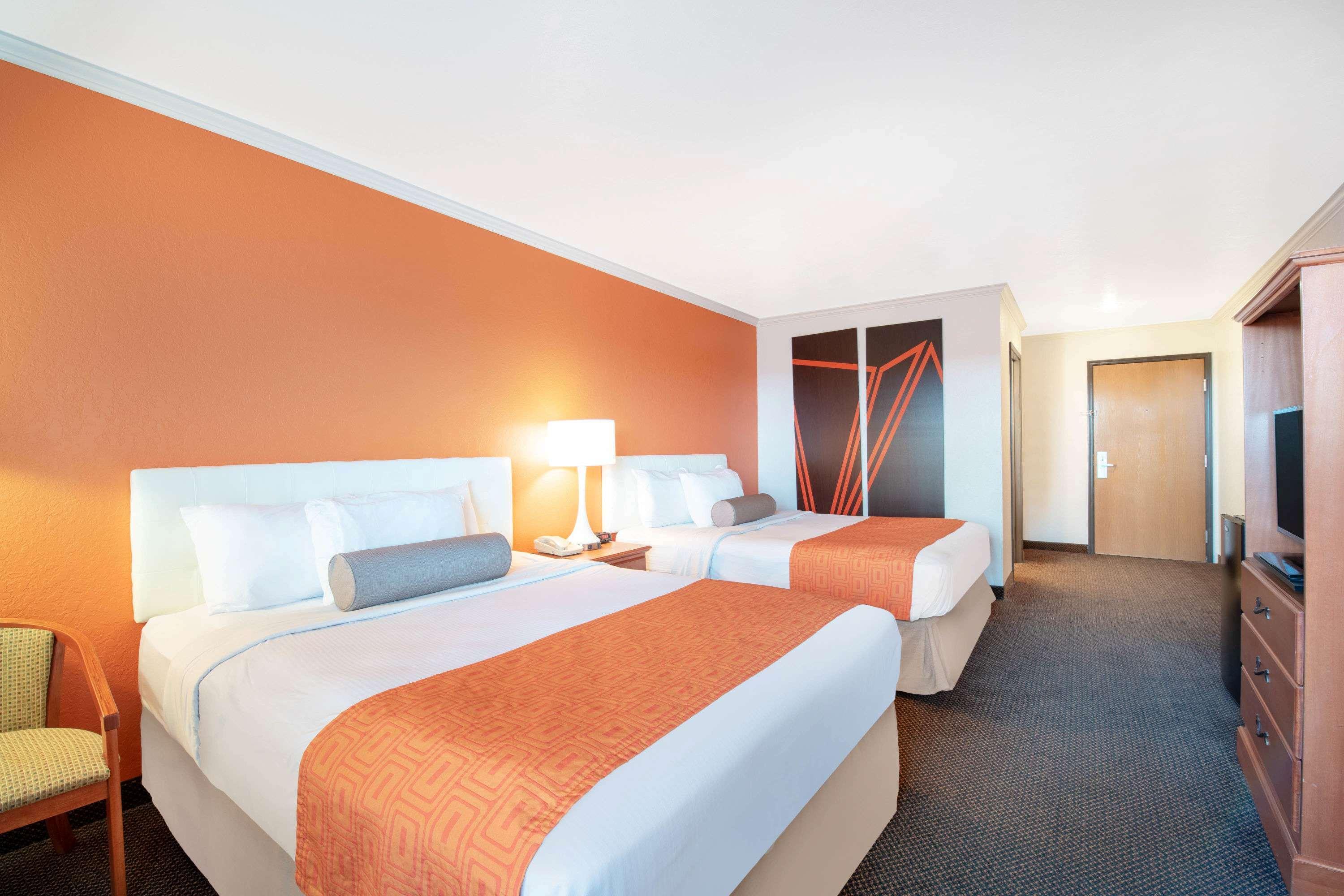 Howard Johnson by Wyndham Oacoma Hotel & Suites — photo 4