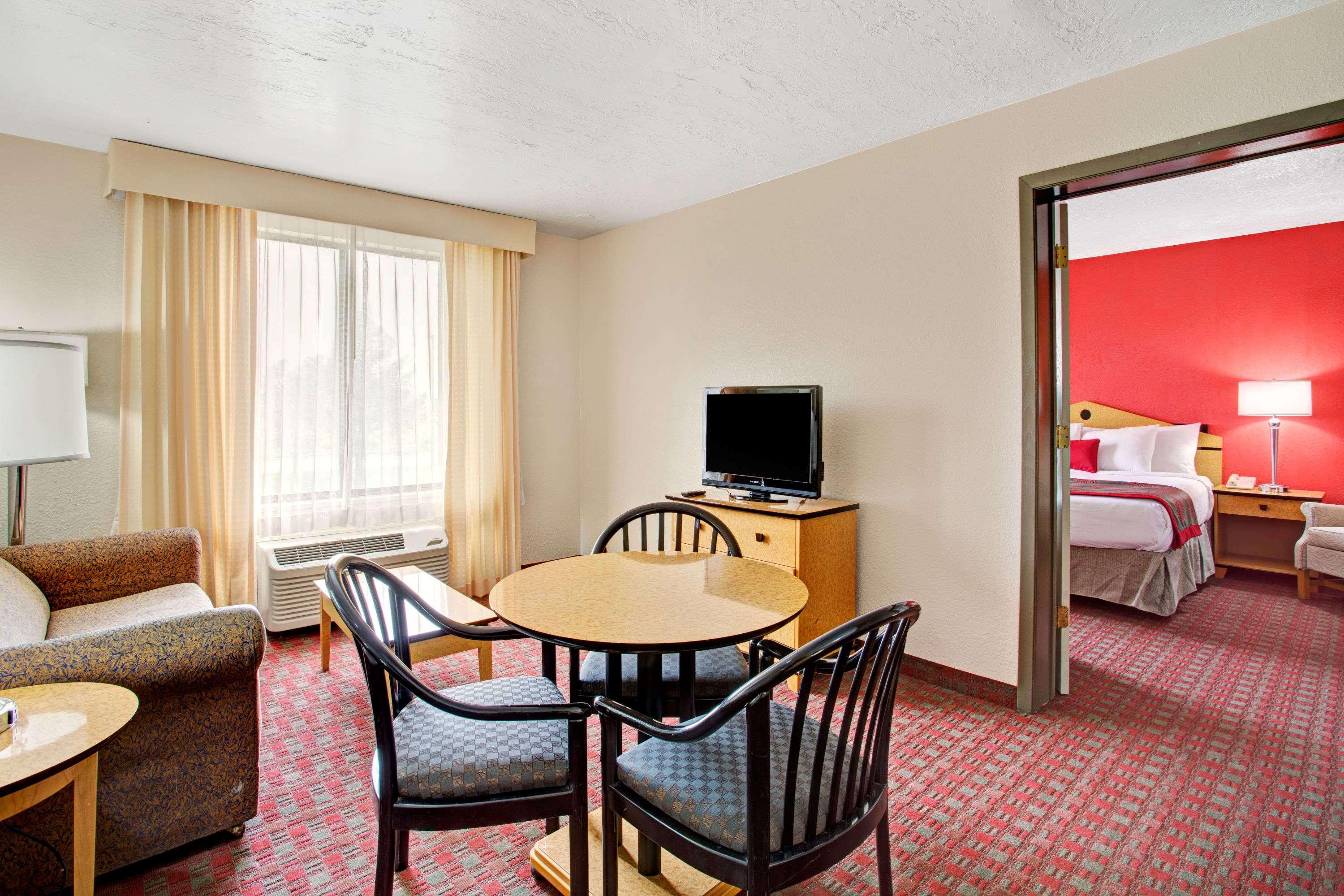 Ramada by Wyndham Salt Lake City Airport Hotel — photo 4