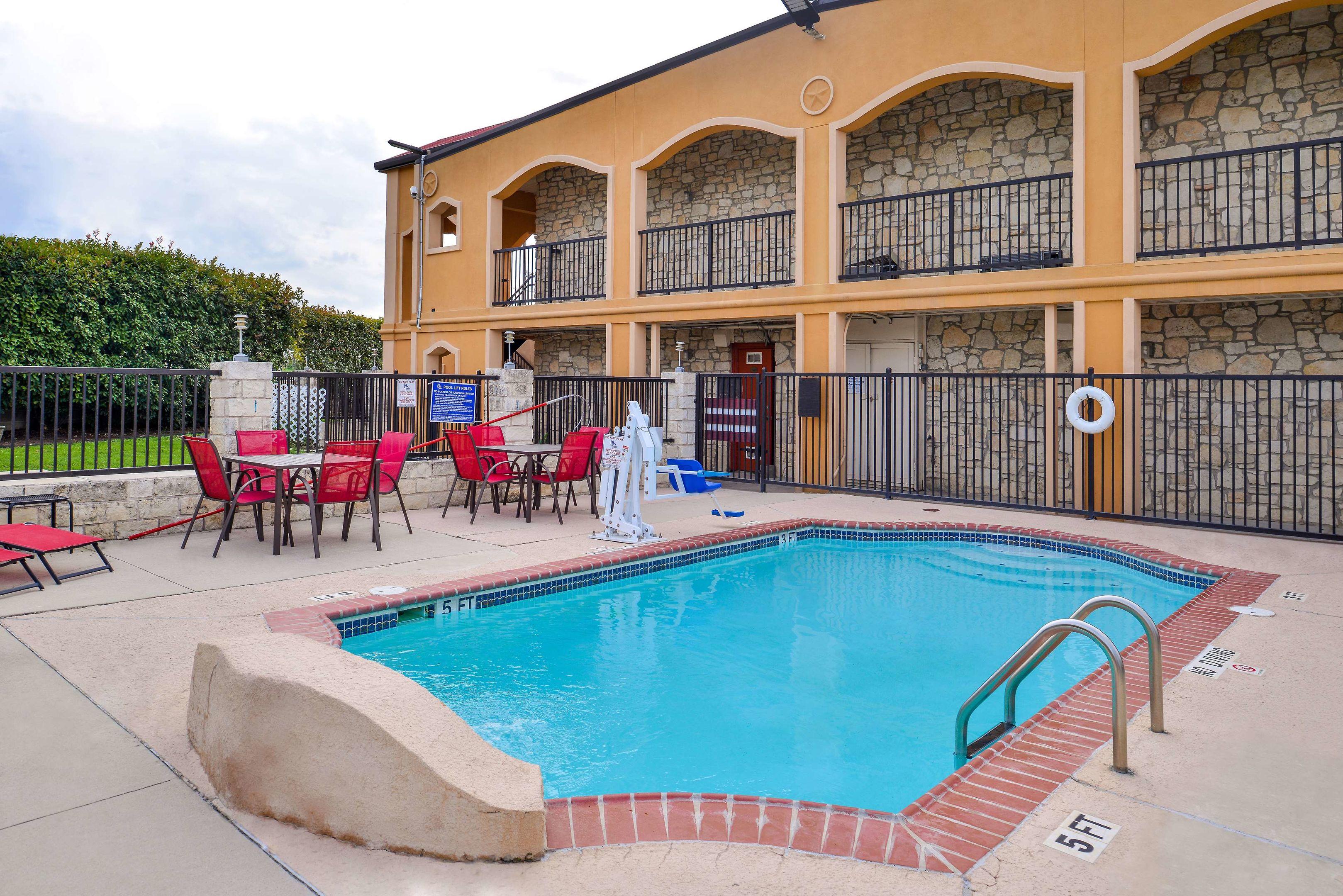 Americas Best Value Inn Buda — photo 5