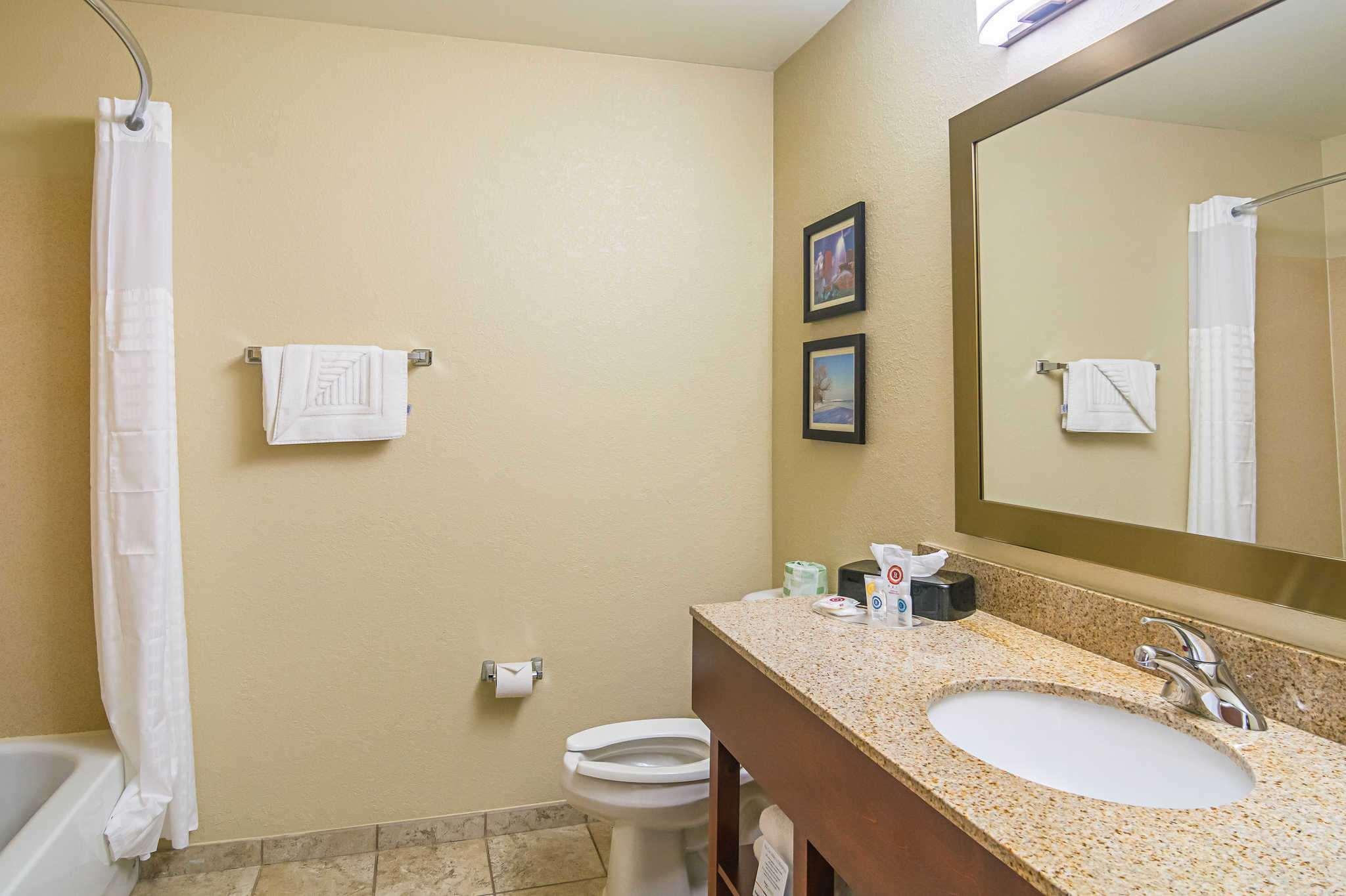 Comfort Suites — photo 4