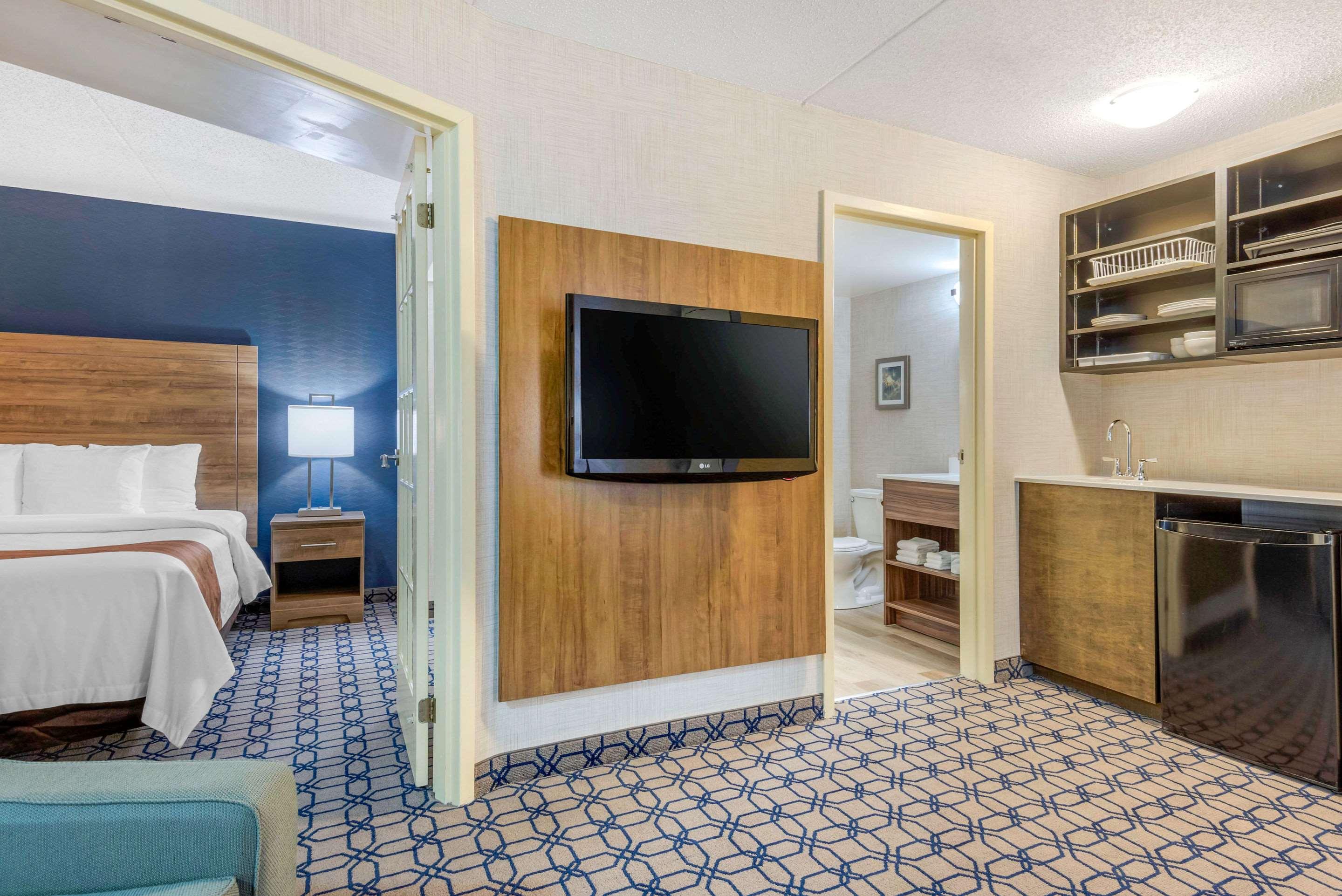 Quality Suites Whitby — photo 4