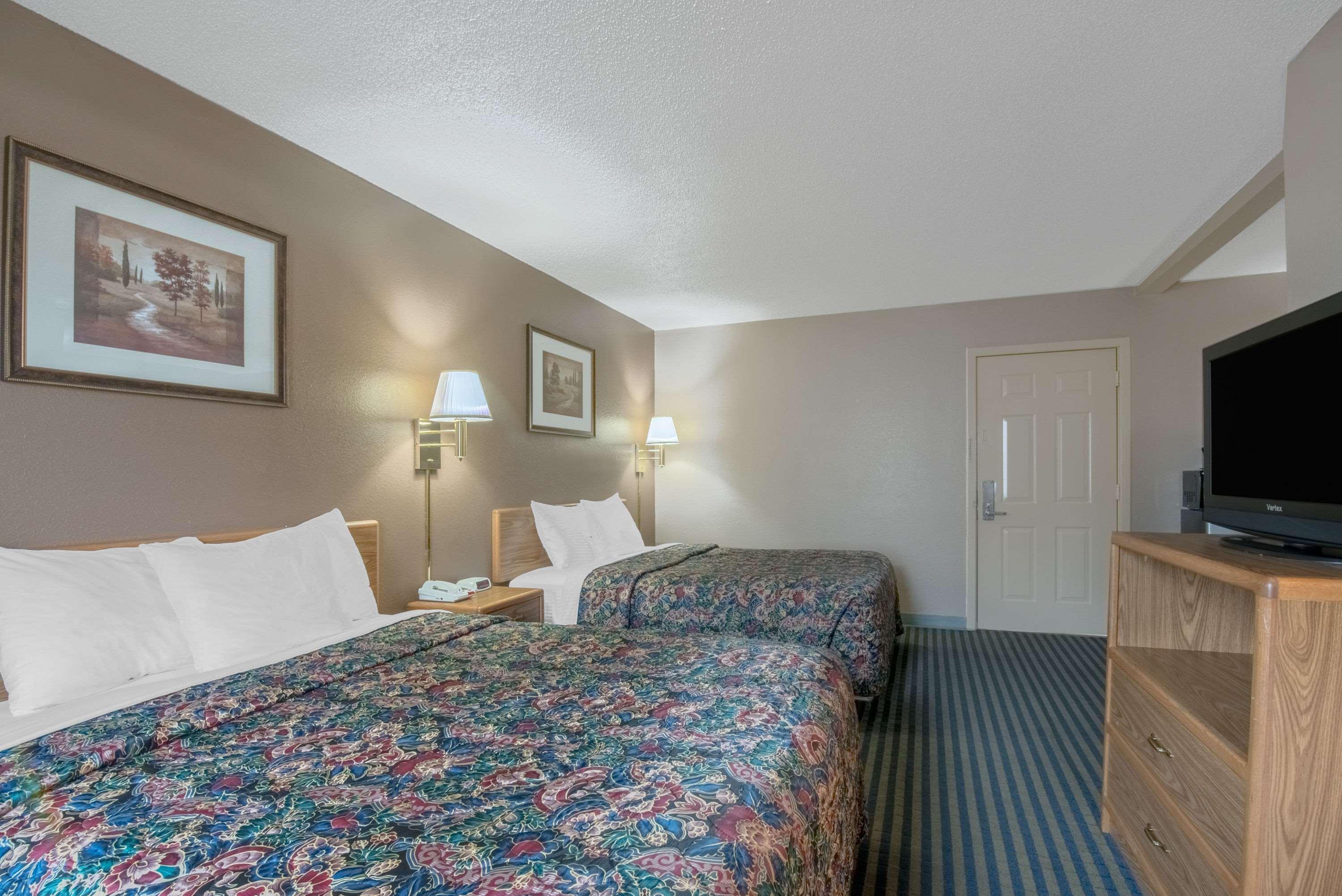 Days Inn by Wyndham Jamestown — photo 4
