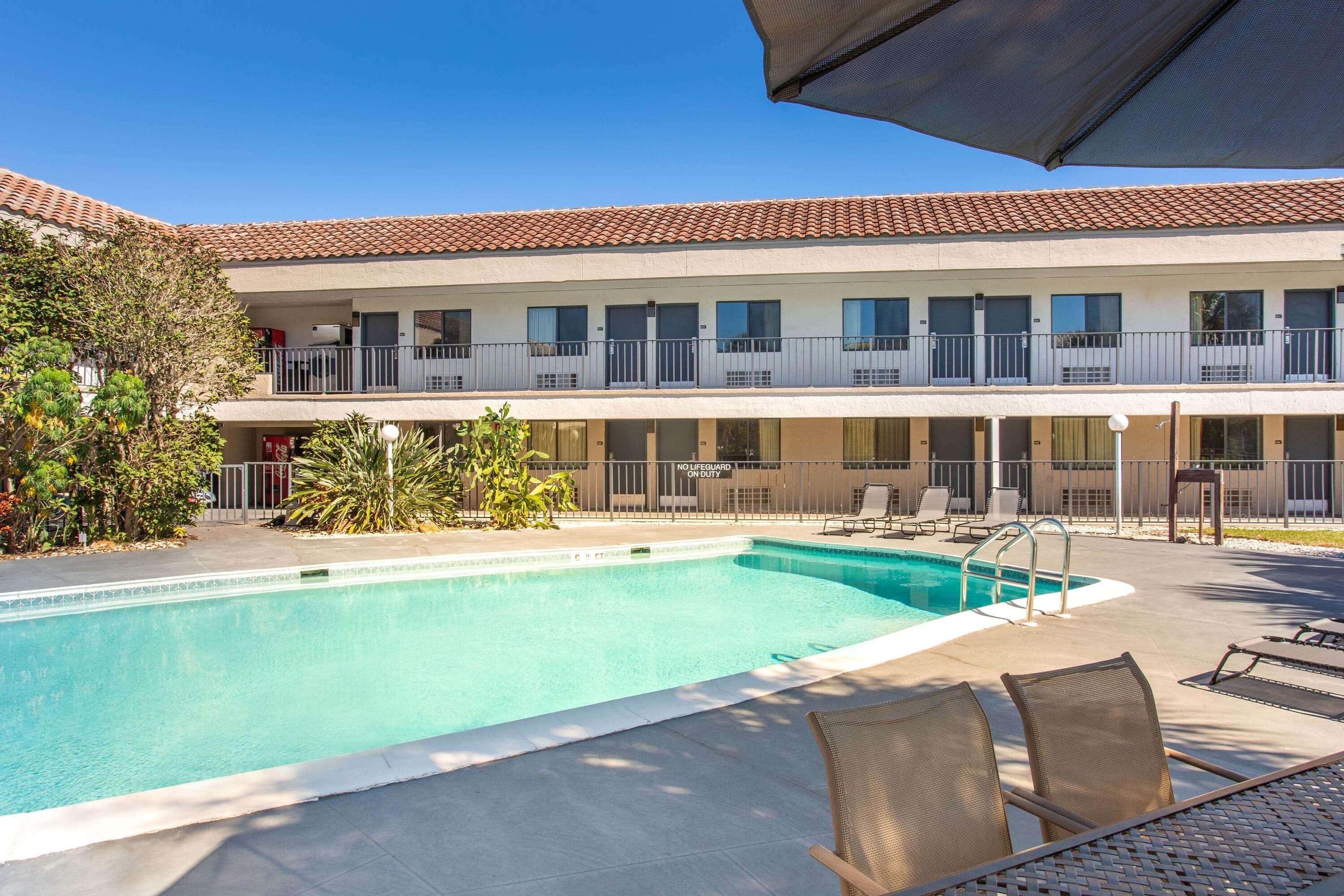 Super 8 by Wyndham Naples — photo 4