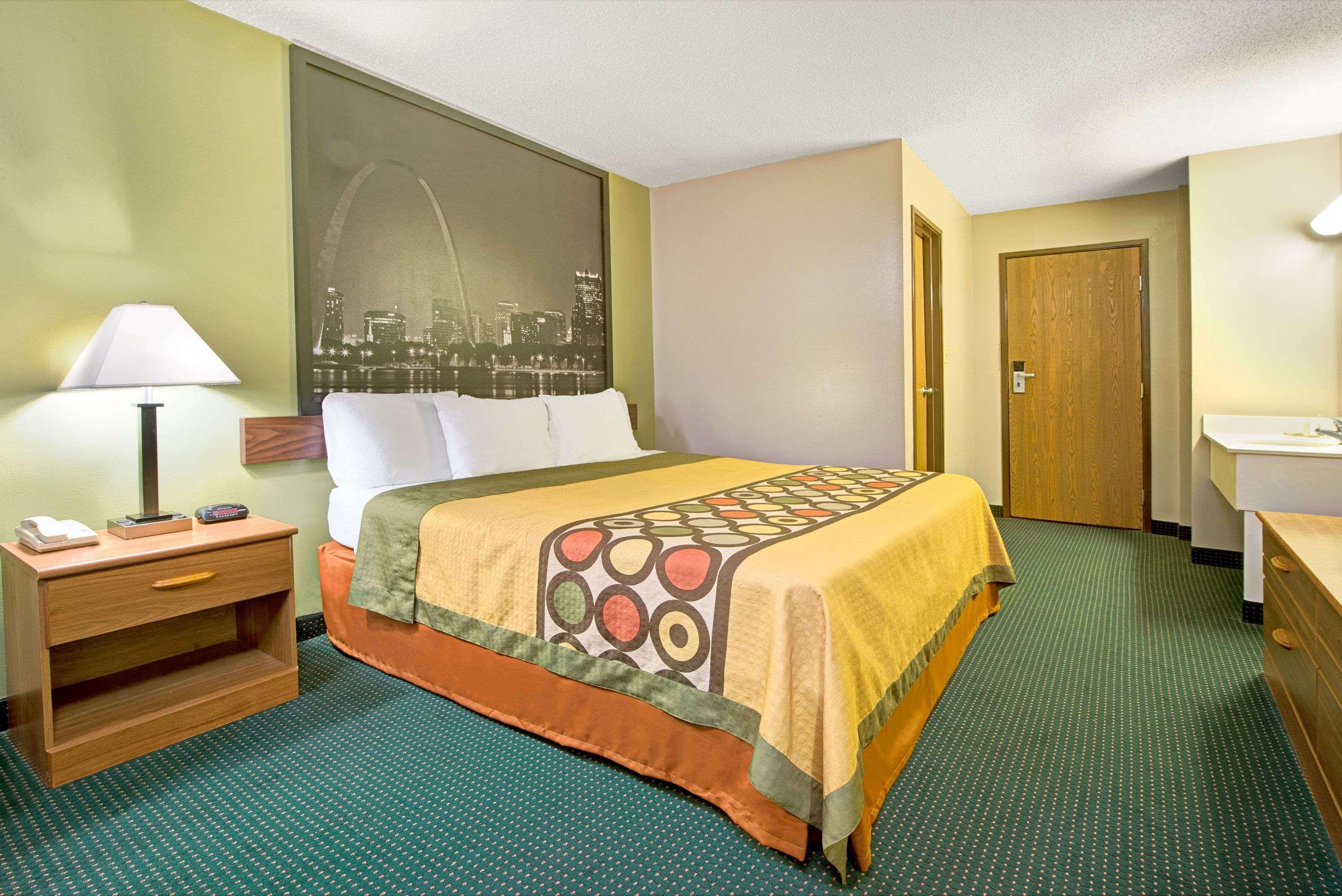 Super 8 by Wyndham Eureka/Six Flags Nearby — photo 4