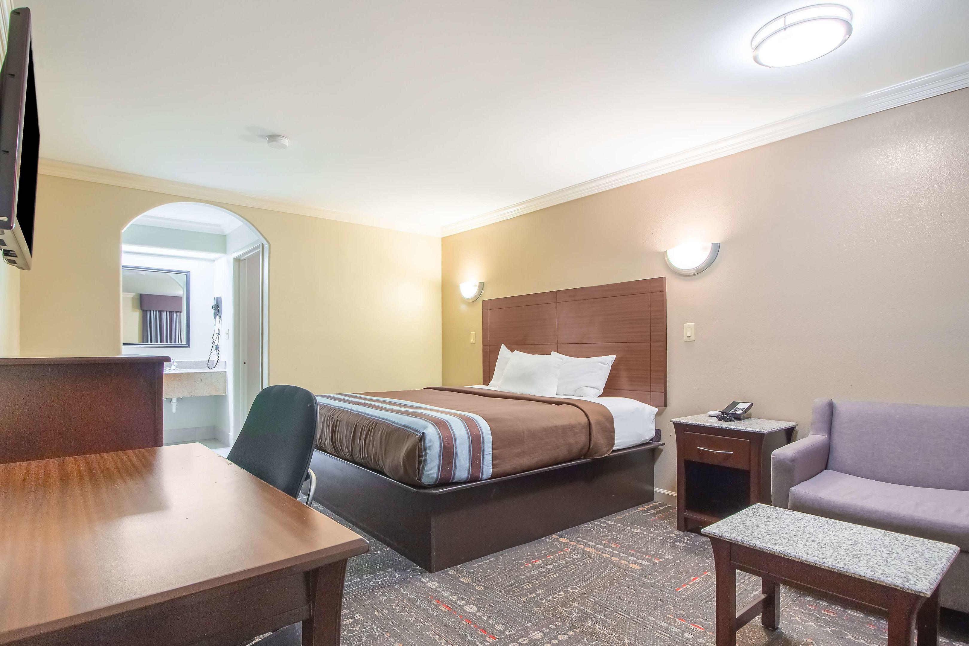 Americas Best Value Inn-Houston I-45/Loop 610 — photo 5