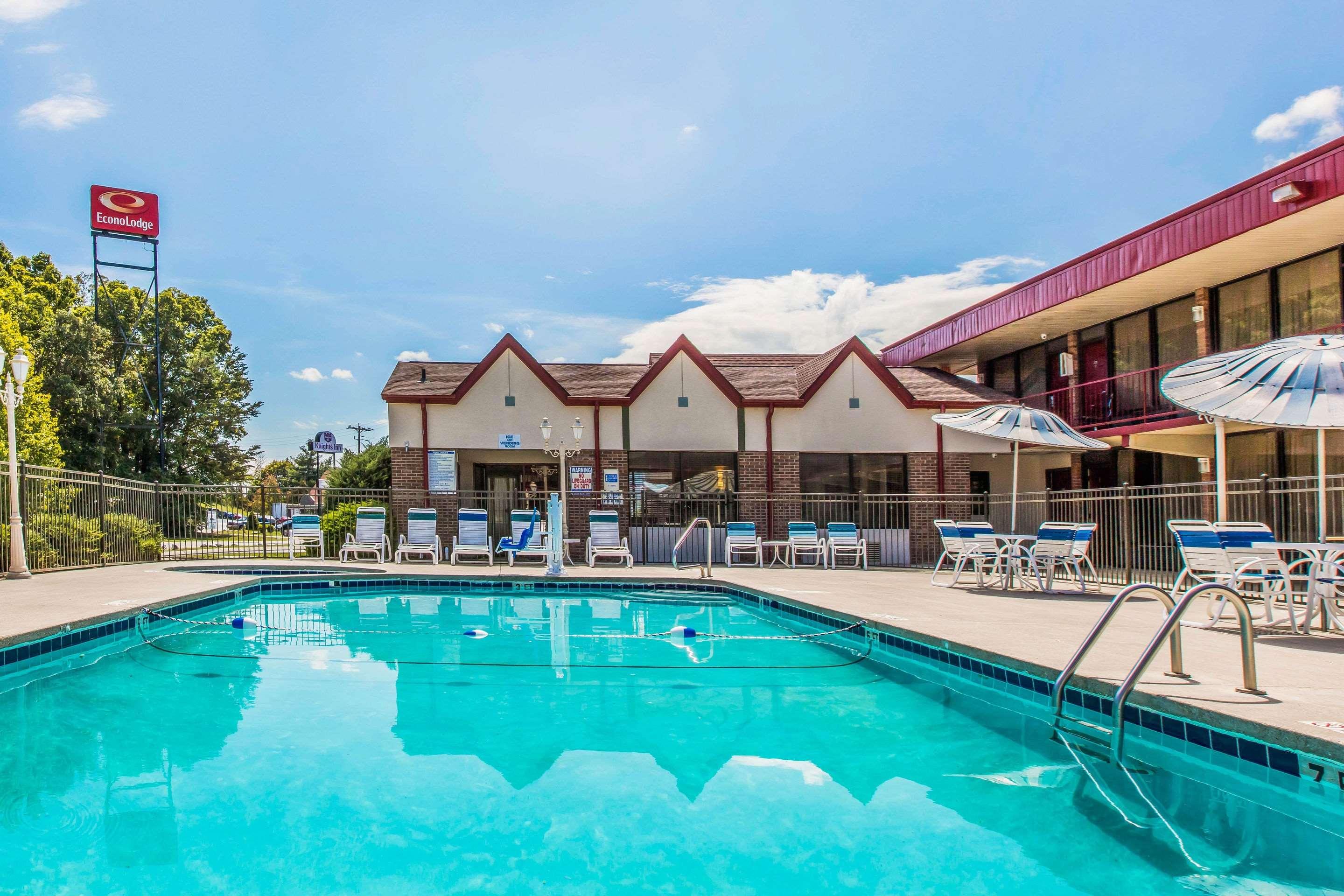 Econo Lodge Airport — photo 4