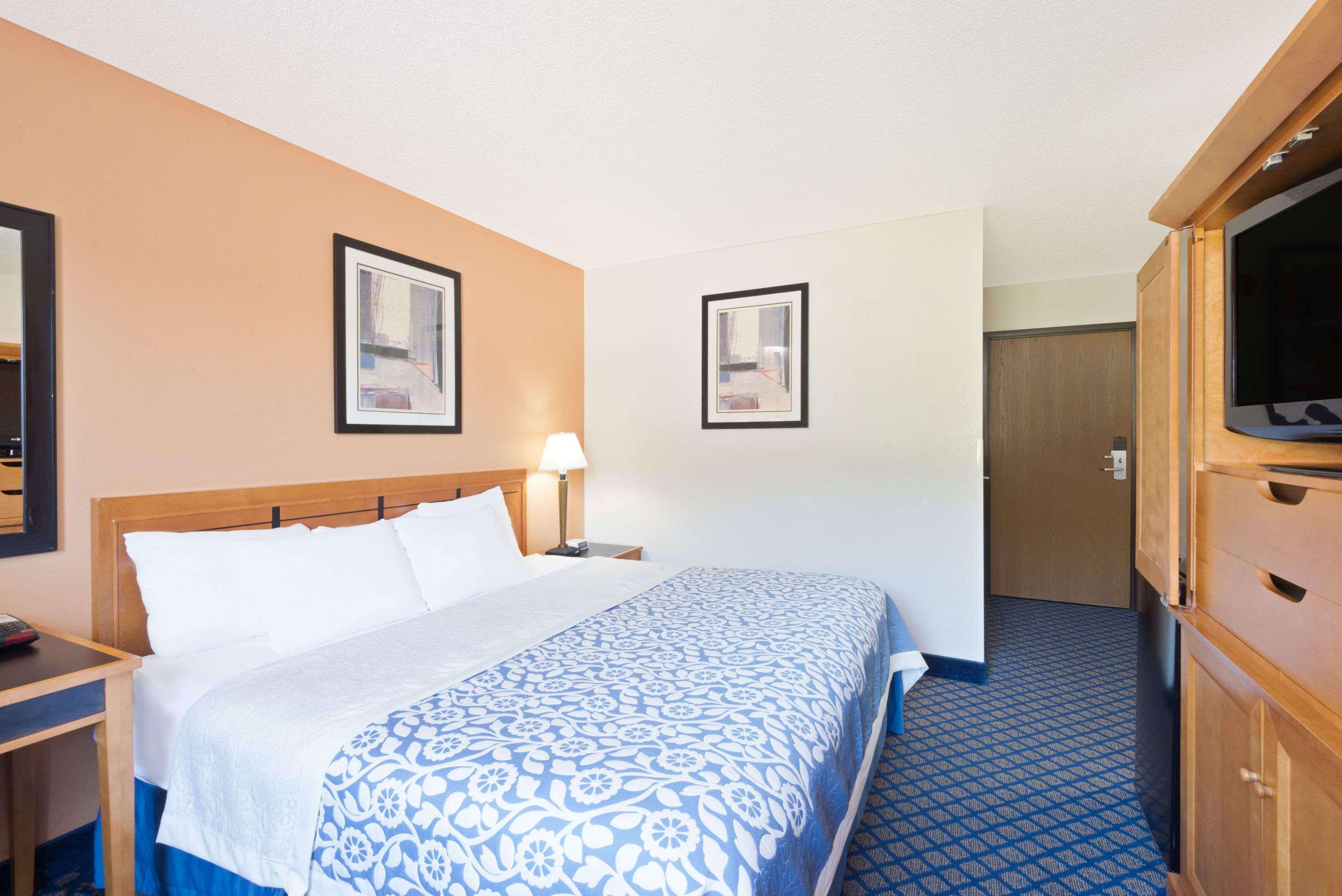 Days Inn by Wyndham Brunswick Bath Area — photo 4