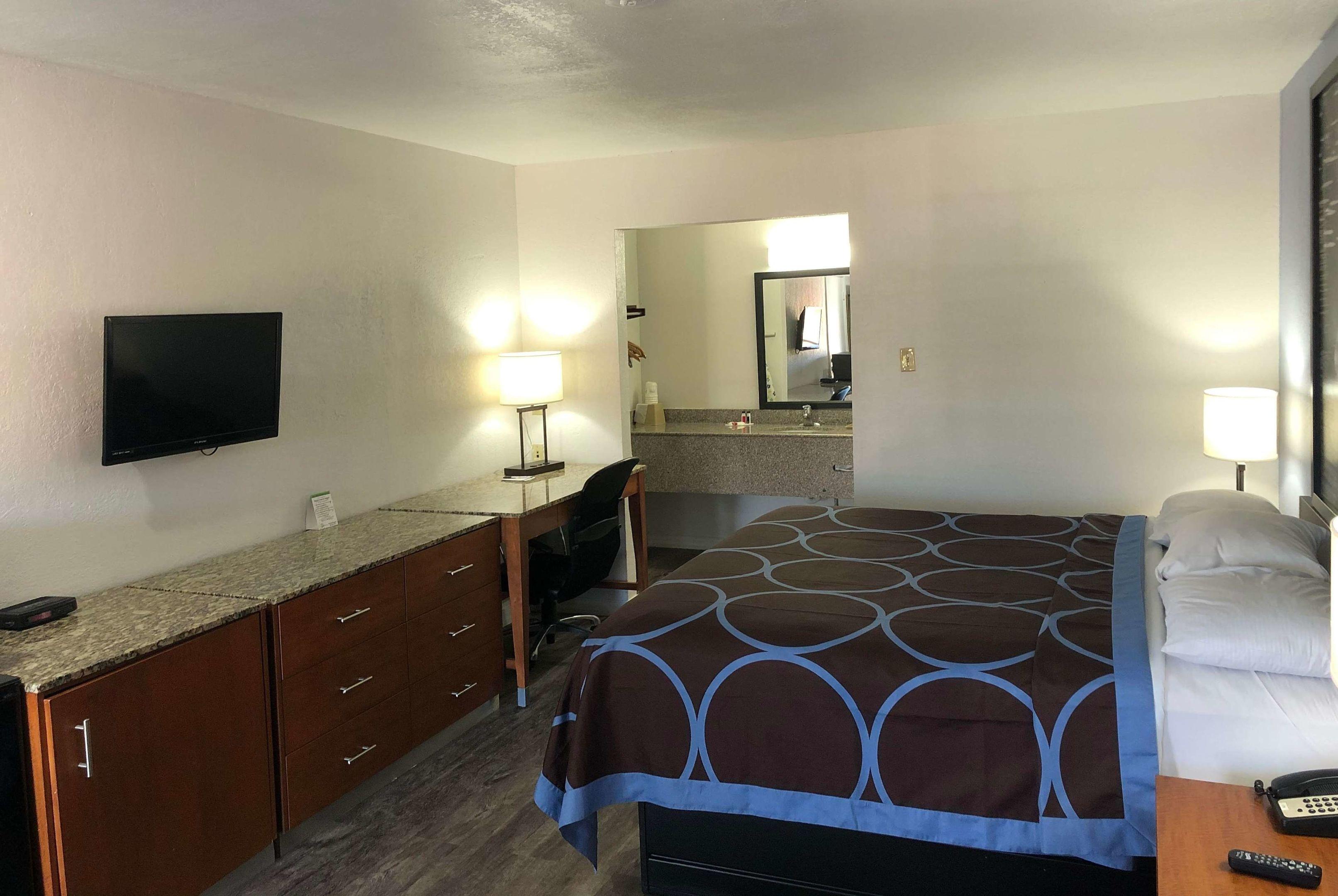 Super 8 by Wyndham Canton — photo 4