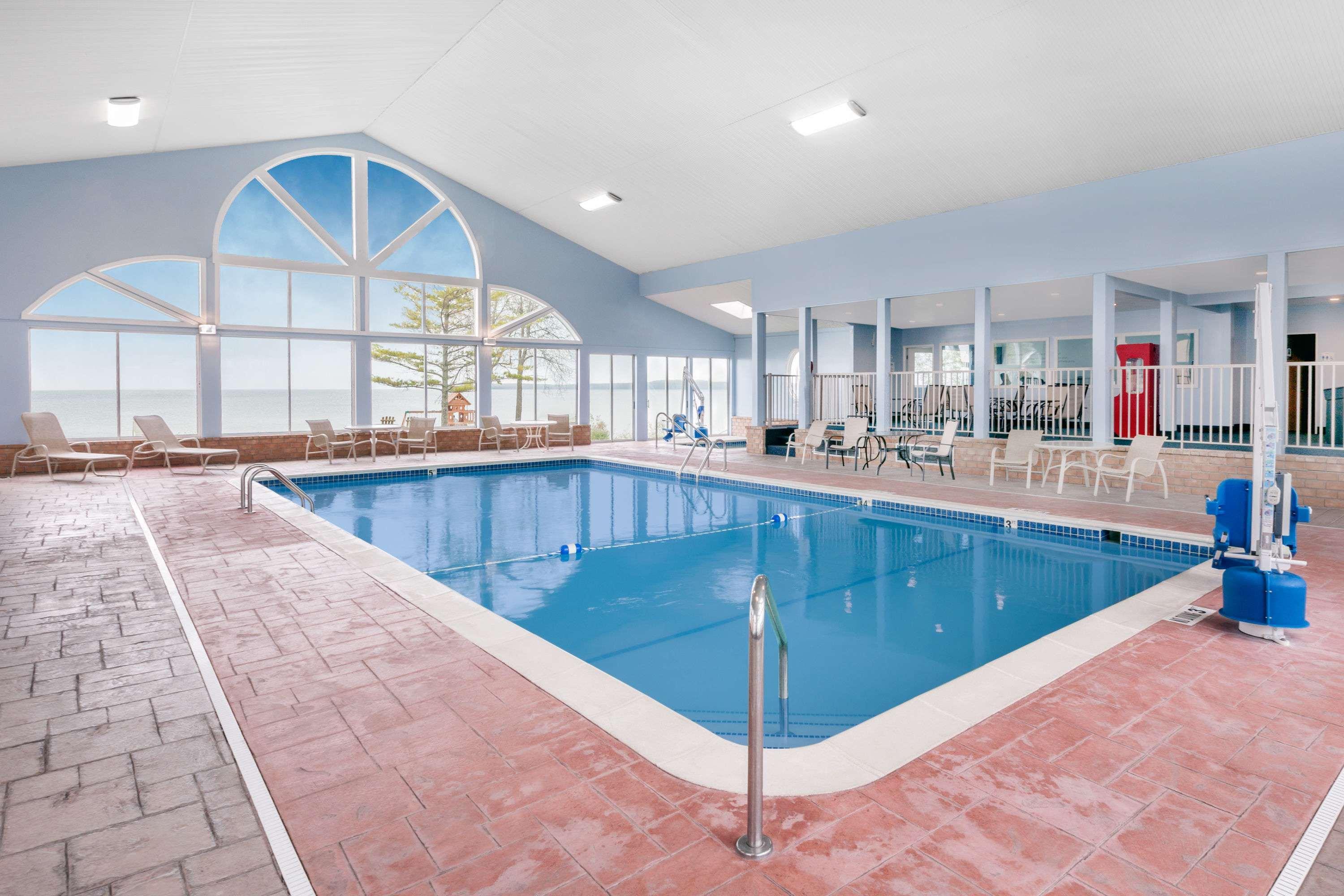Baymont by Wyndham St. Ignace Lakefront — photo 4