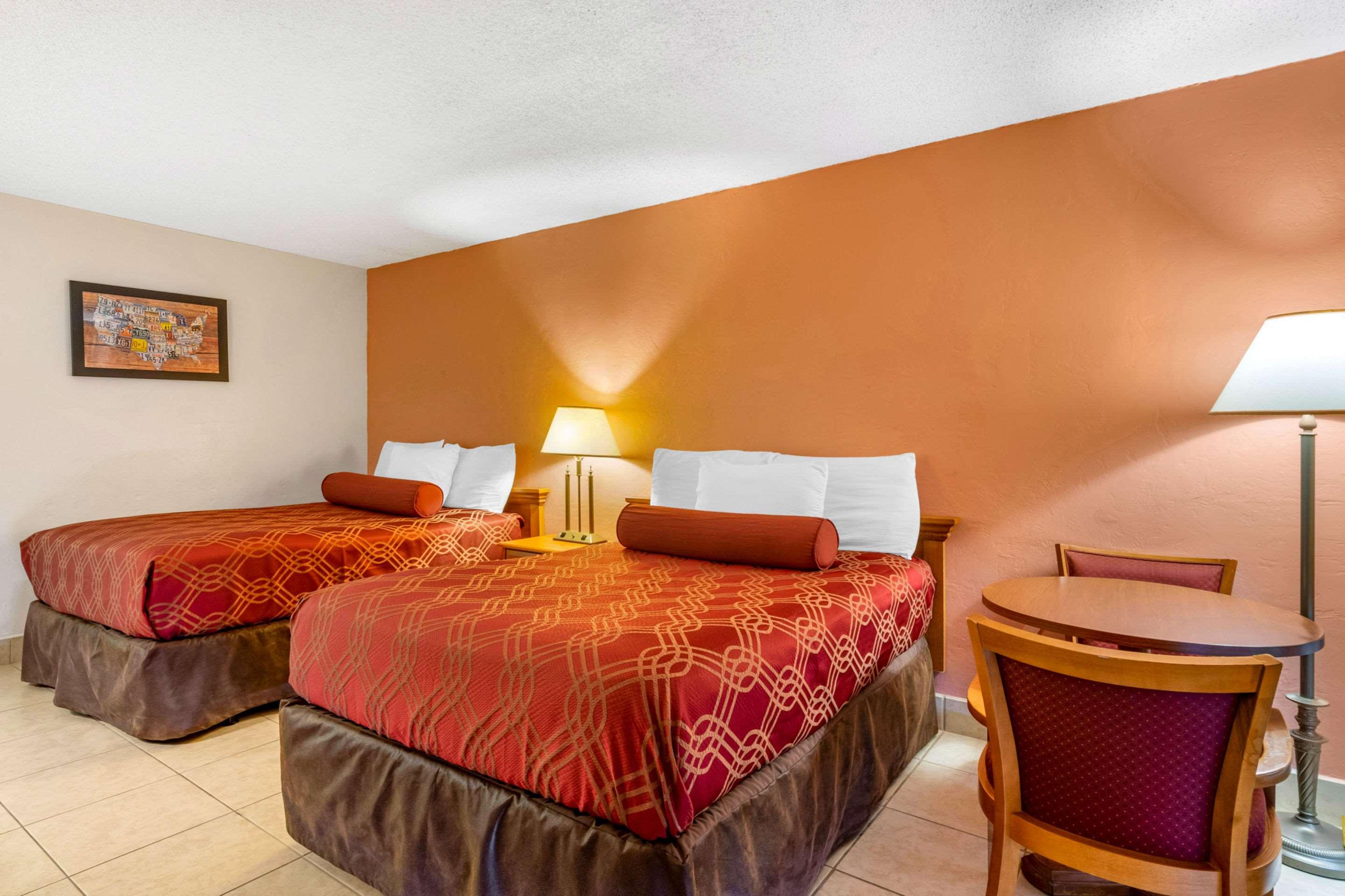 Econo Lodge North — photo 5