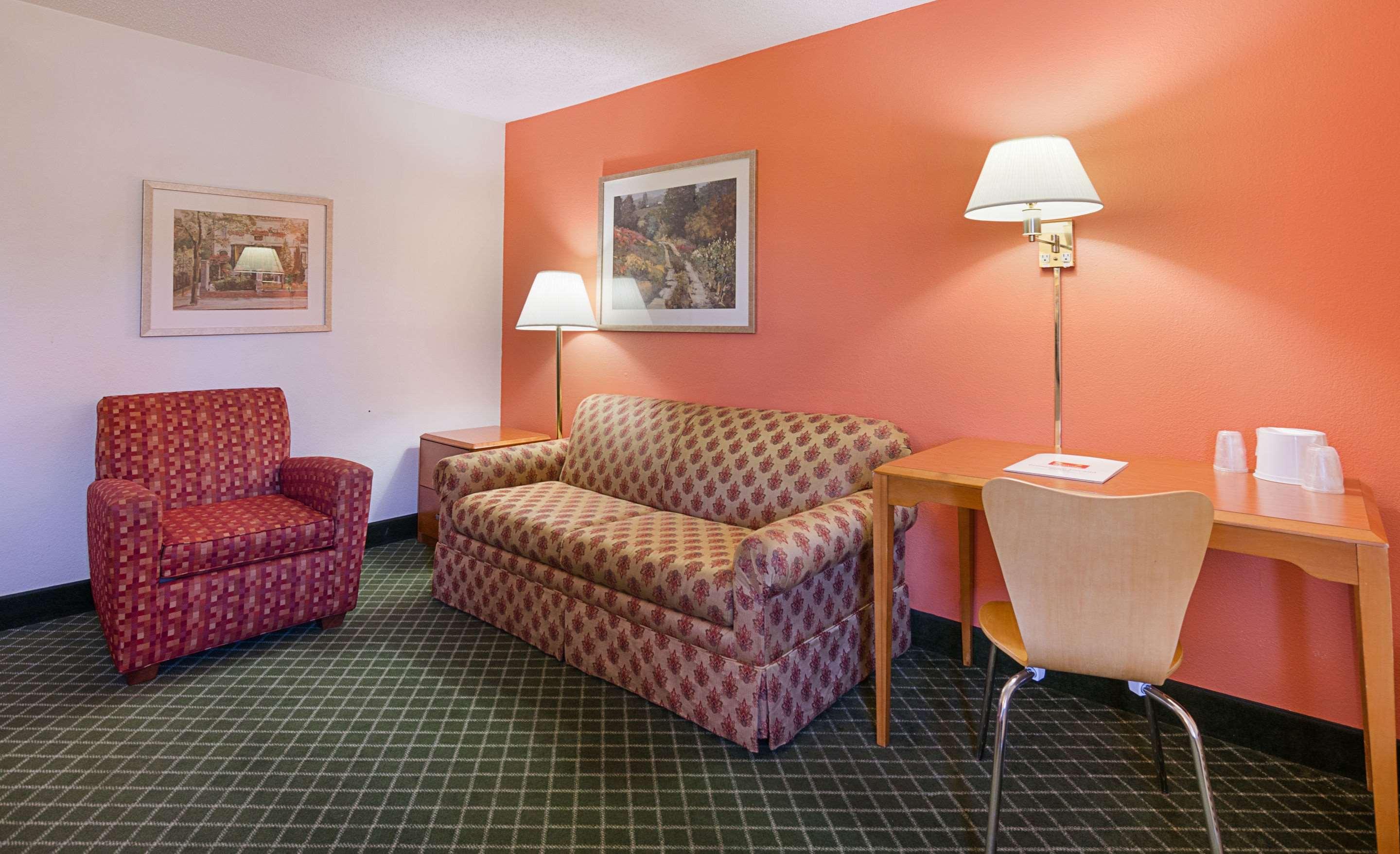 Econo Lodge Inn & Suites — photo 5