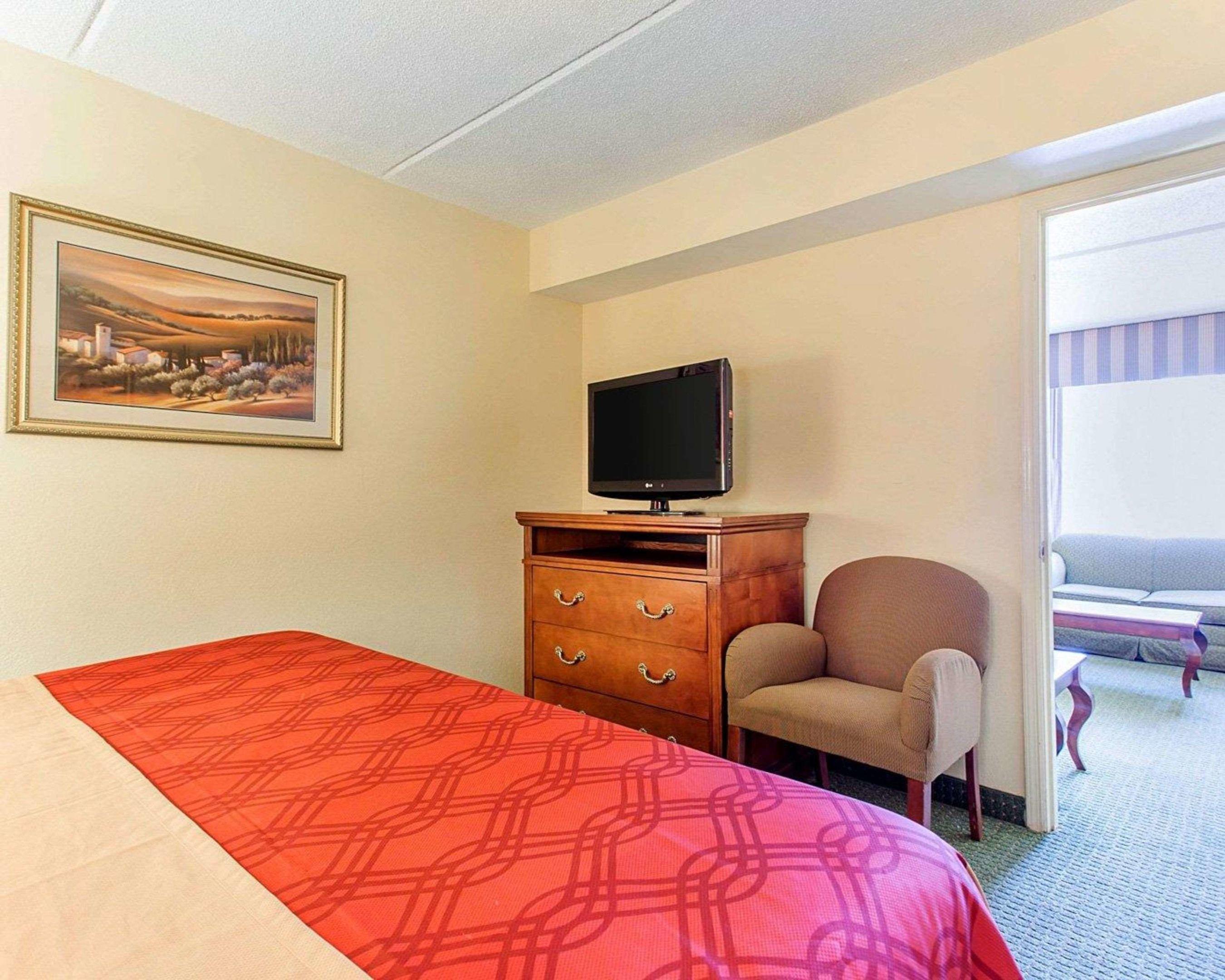Econo Lodge Inn & Suites in Griffin