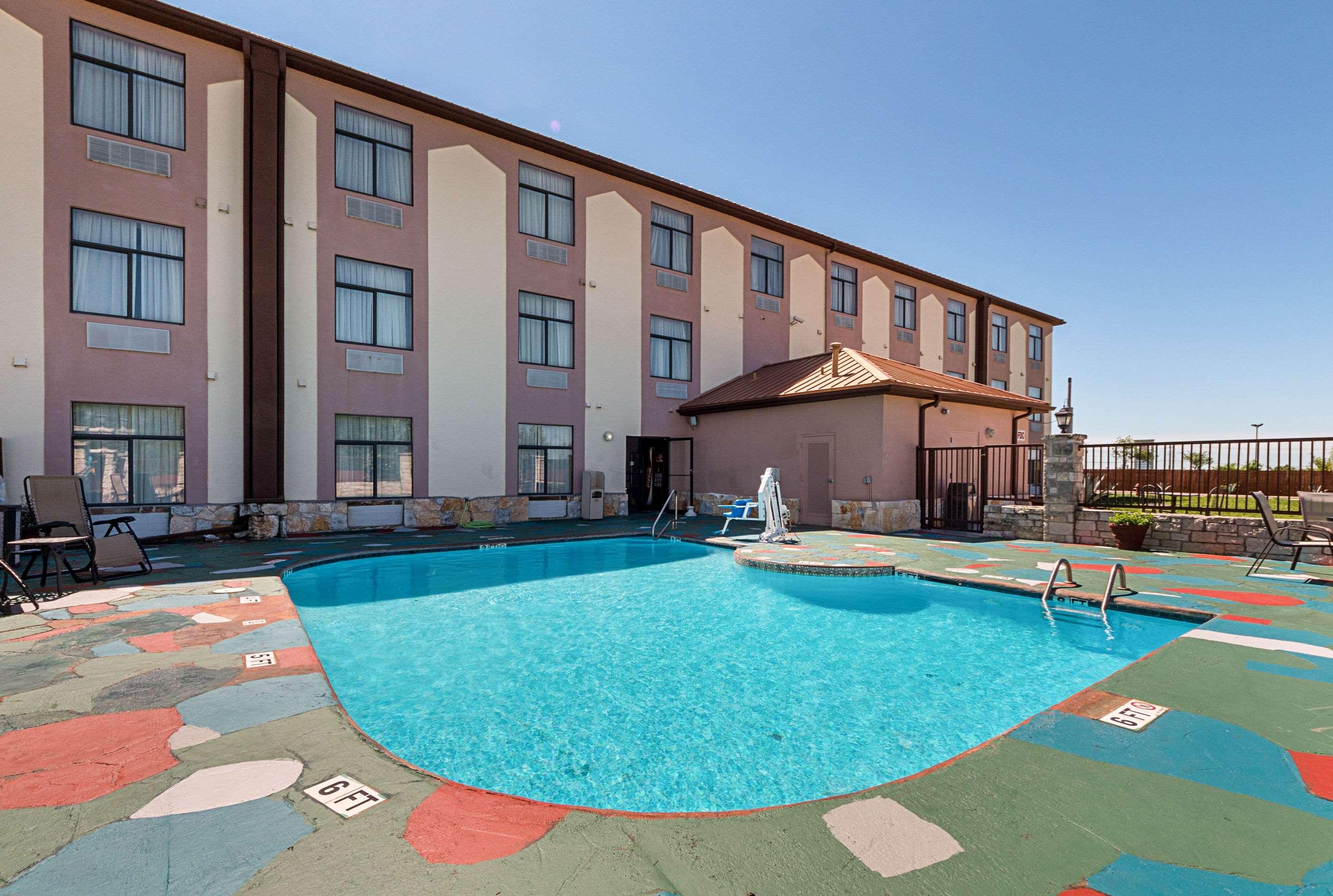 Quality Inn & Suites Buda — photo 4
