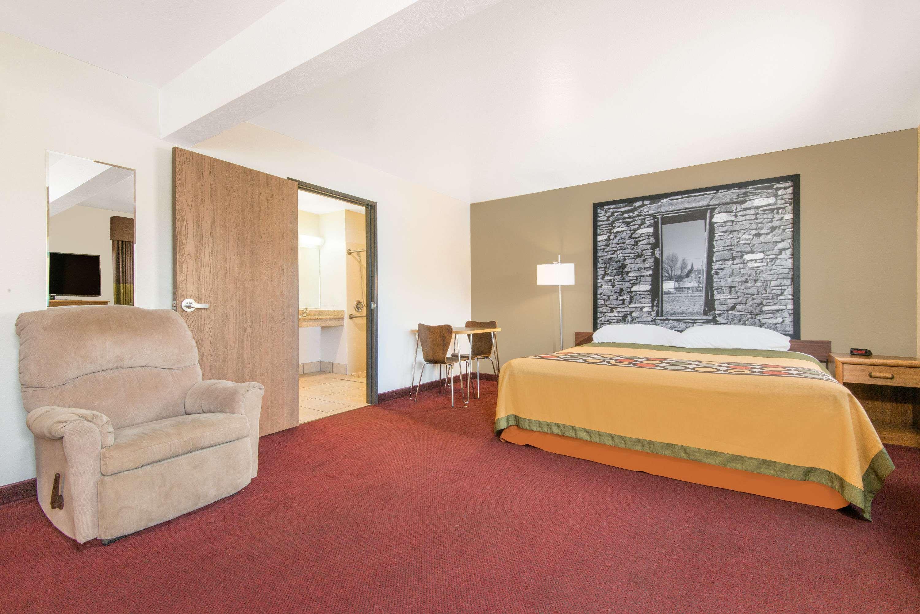 Super 8 by Wyndham Santa Rosa — photo 5