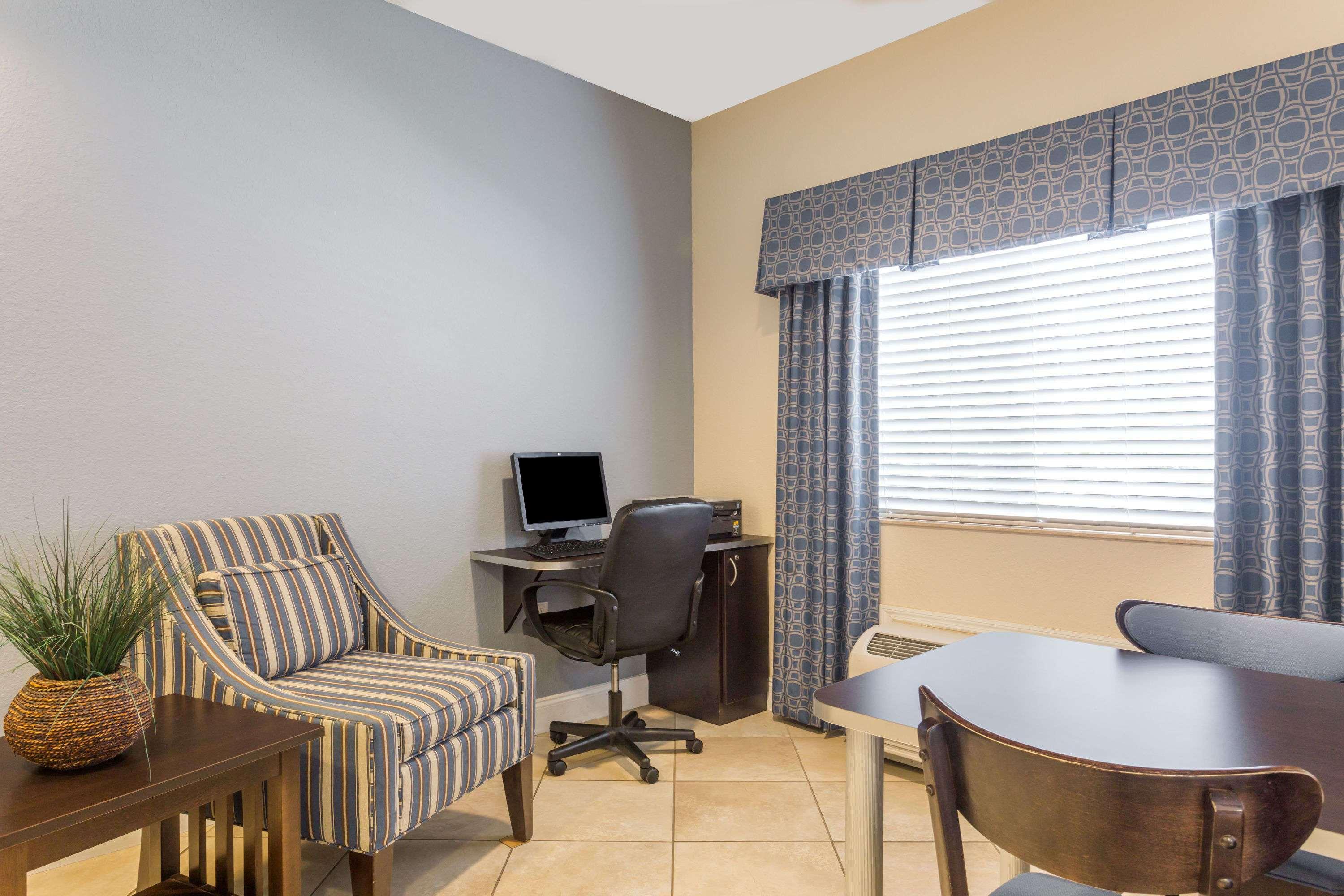Microtel Inn & Suites Spring Hill/Weeki Wachee — photo 4