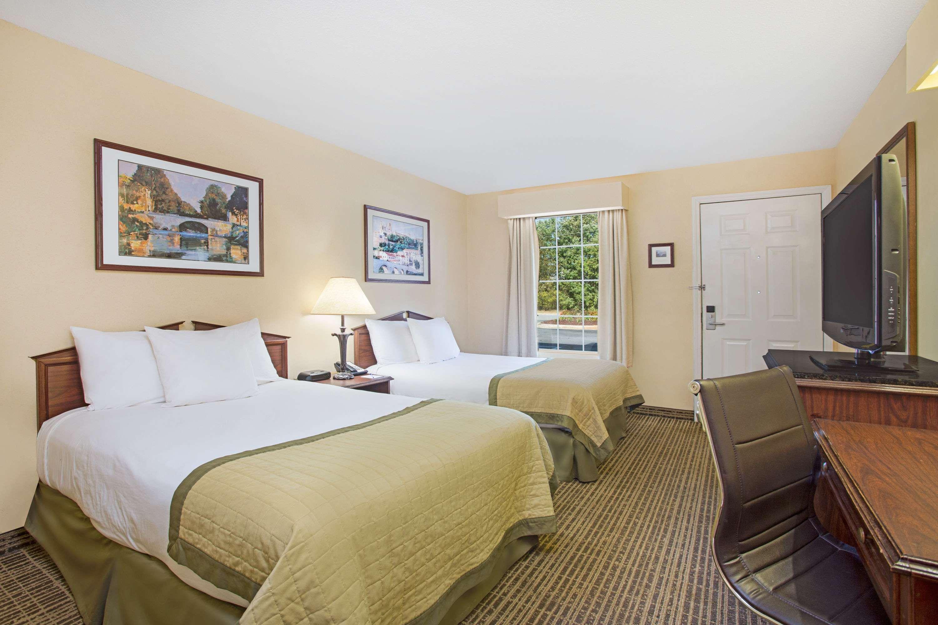 Baymont Inn & Suites Forest City — photo 3