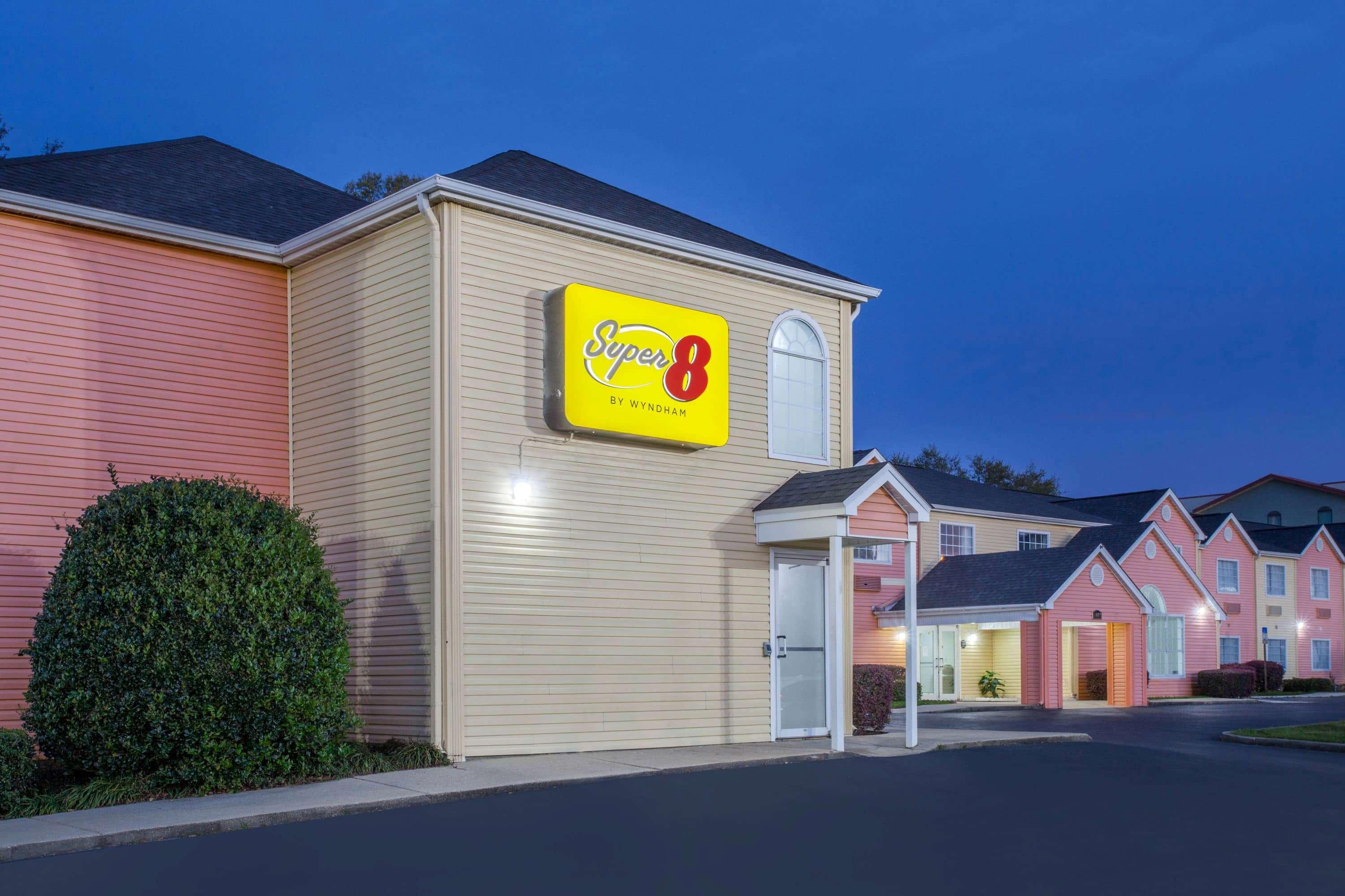 Super 8 by Wyndham Pensacola — photo 4