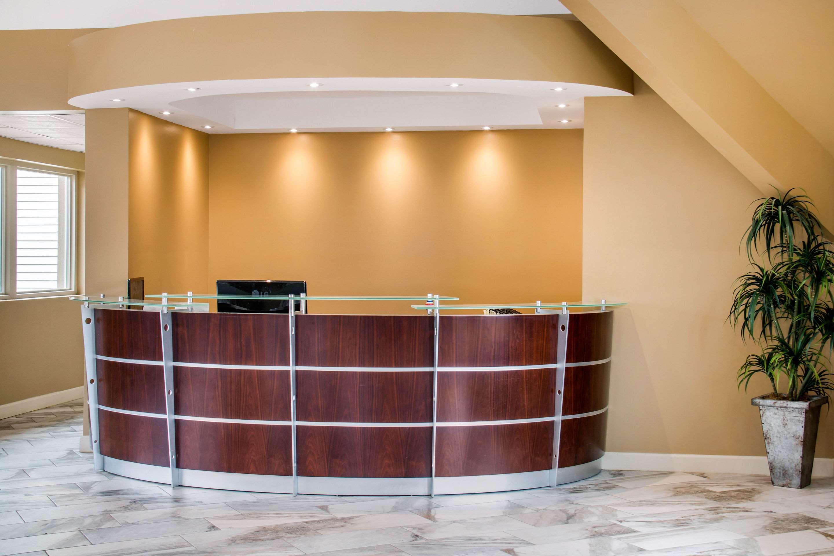 Econo Lodge Inn & Suites — photo 5