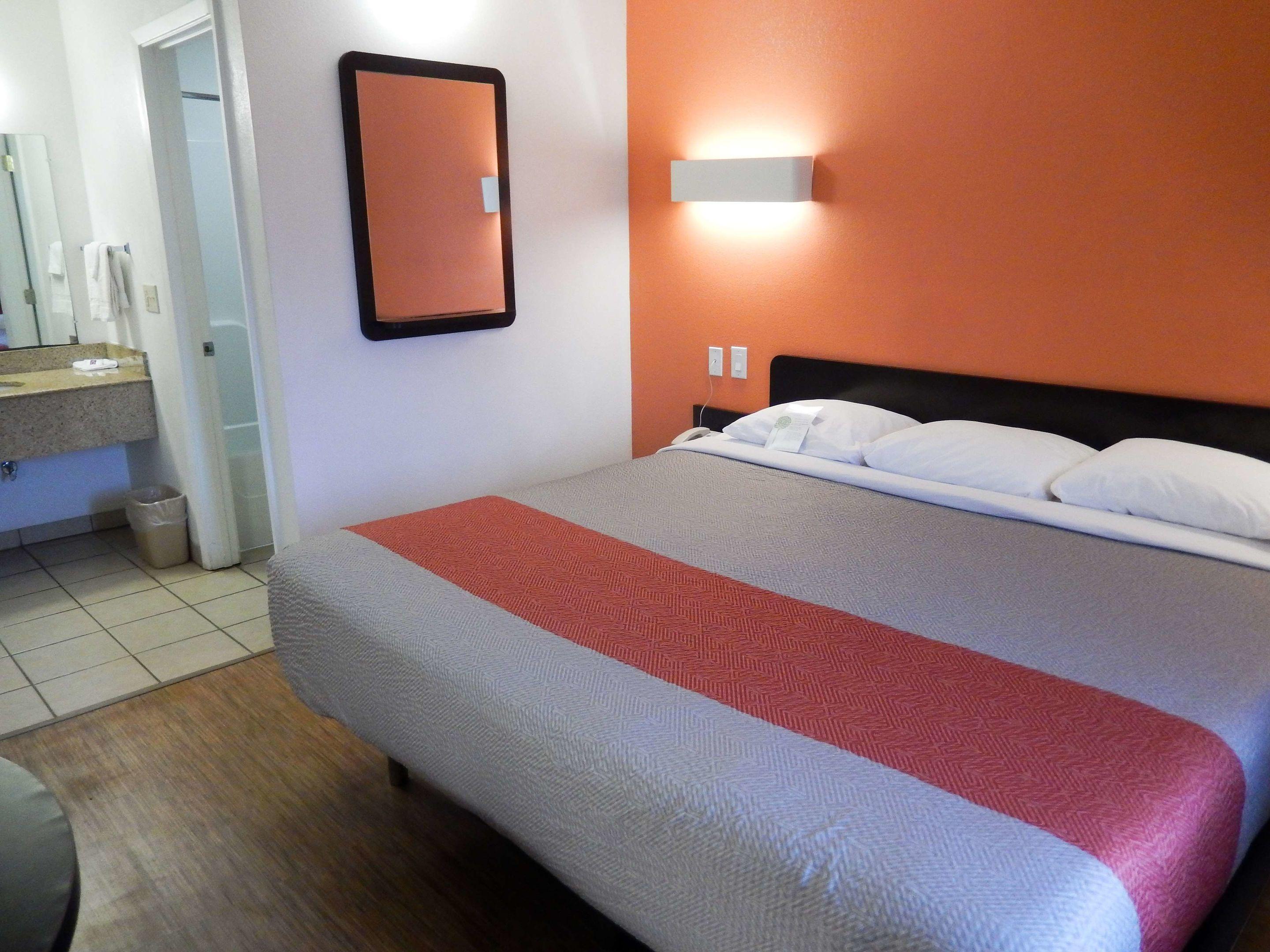 Motel 6 Clute, TX — photo 4