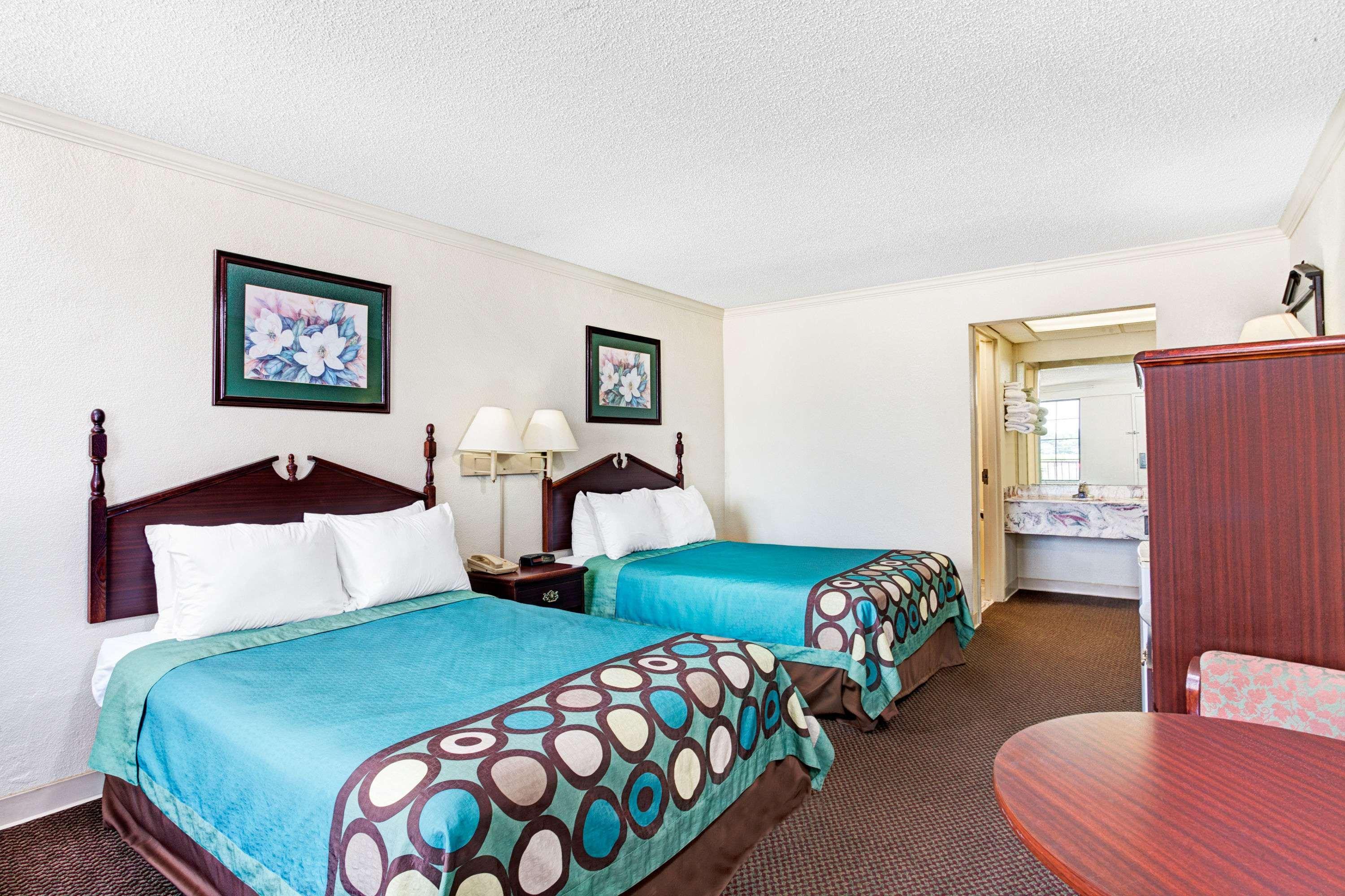Super 8 by Wyndham Clarksville East — photo 4