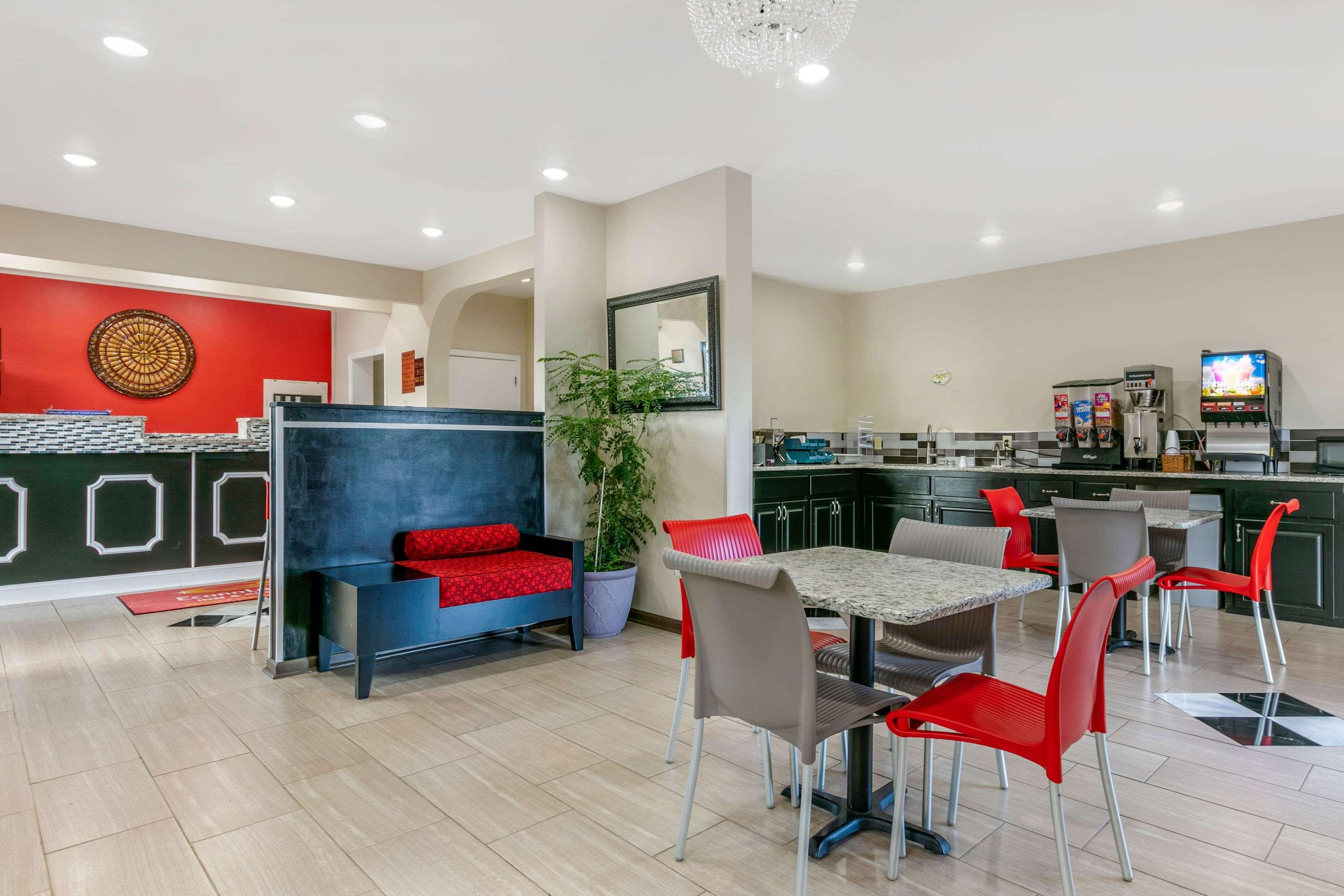 Econo Lodge Inn & Suites — photo 5