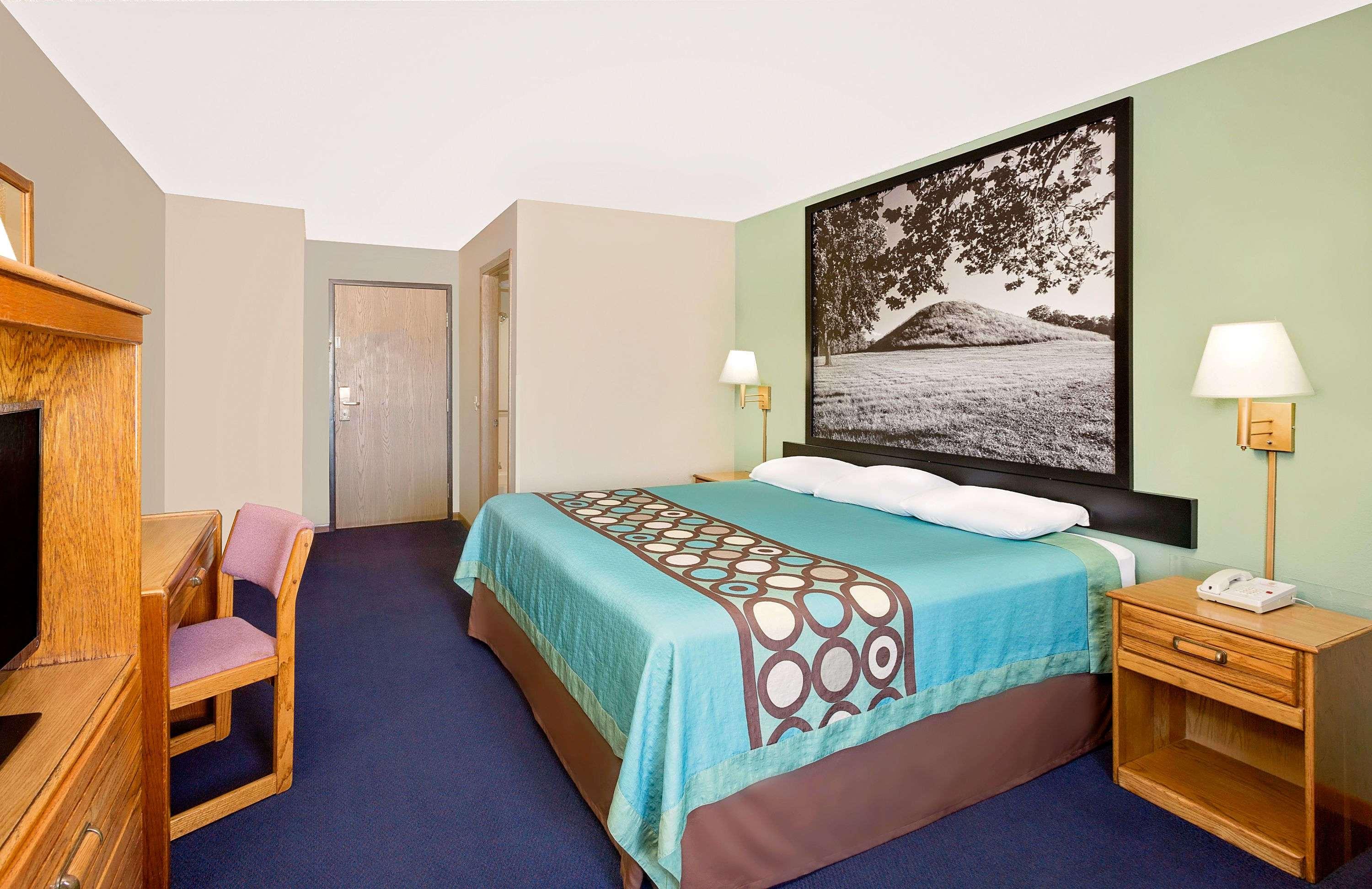 Super 8 by Wyndham Macomb — photo 4