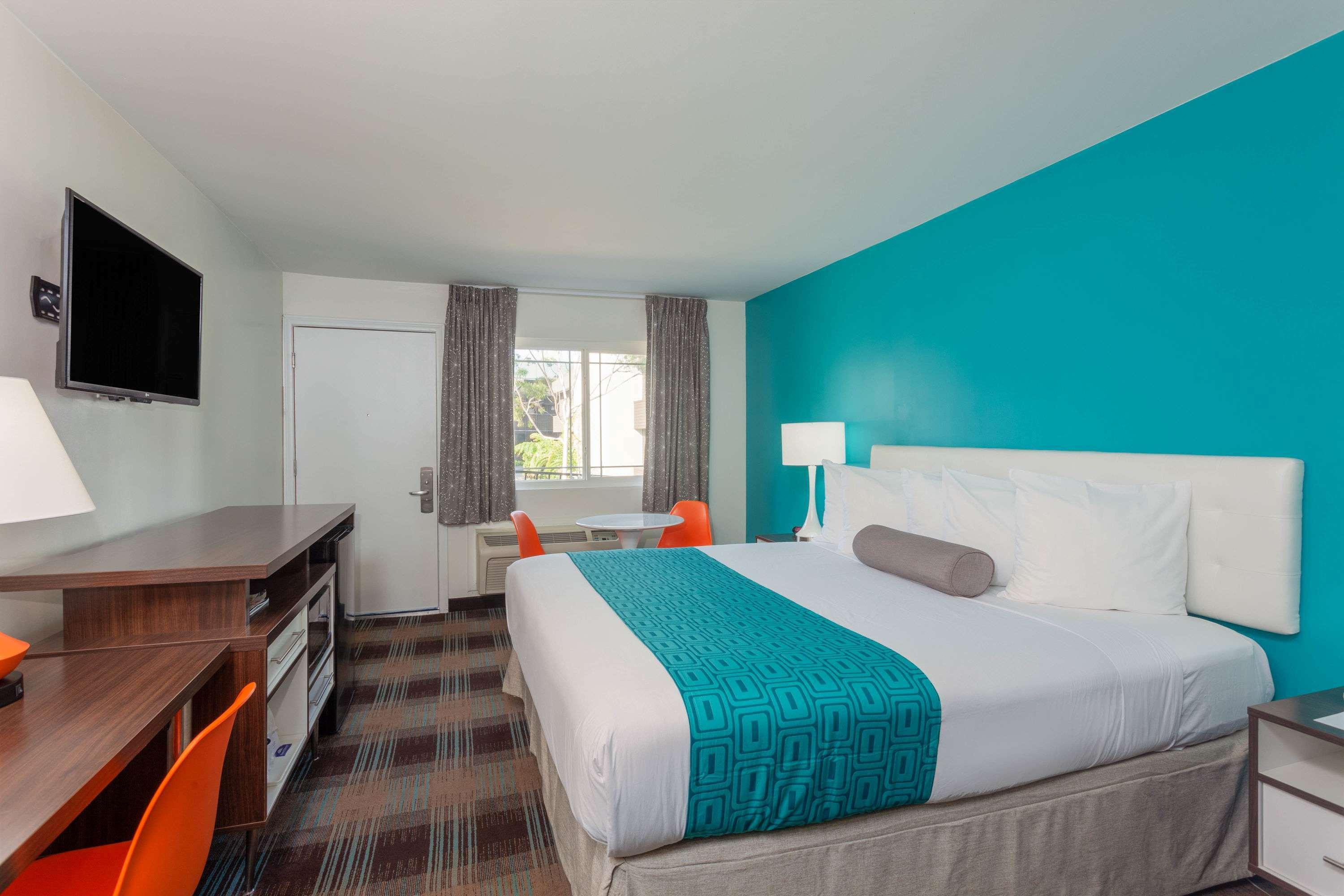 Howard Johnson by Wyndham San Diego Hotel Circle — photo 4
