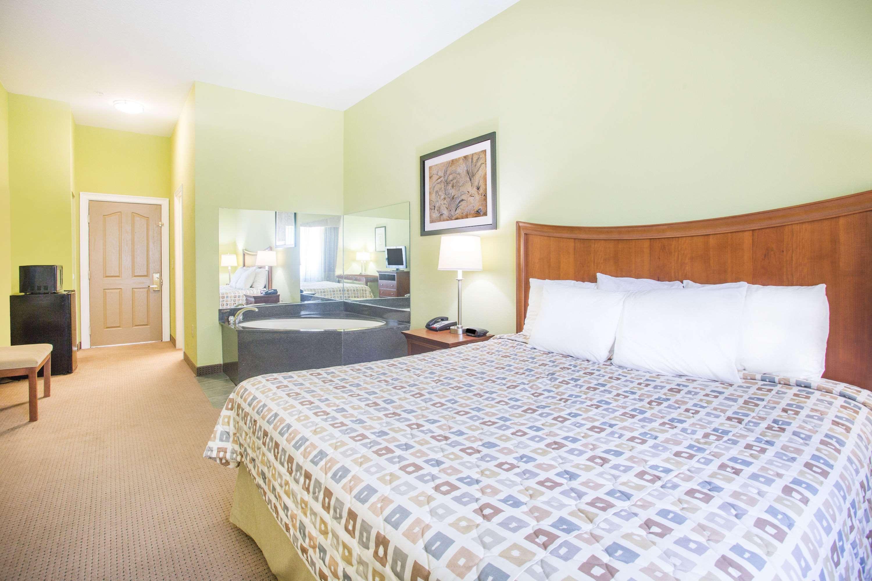 Days Inn & Suites by Wyndham Swainsboro — photo 5