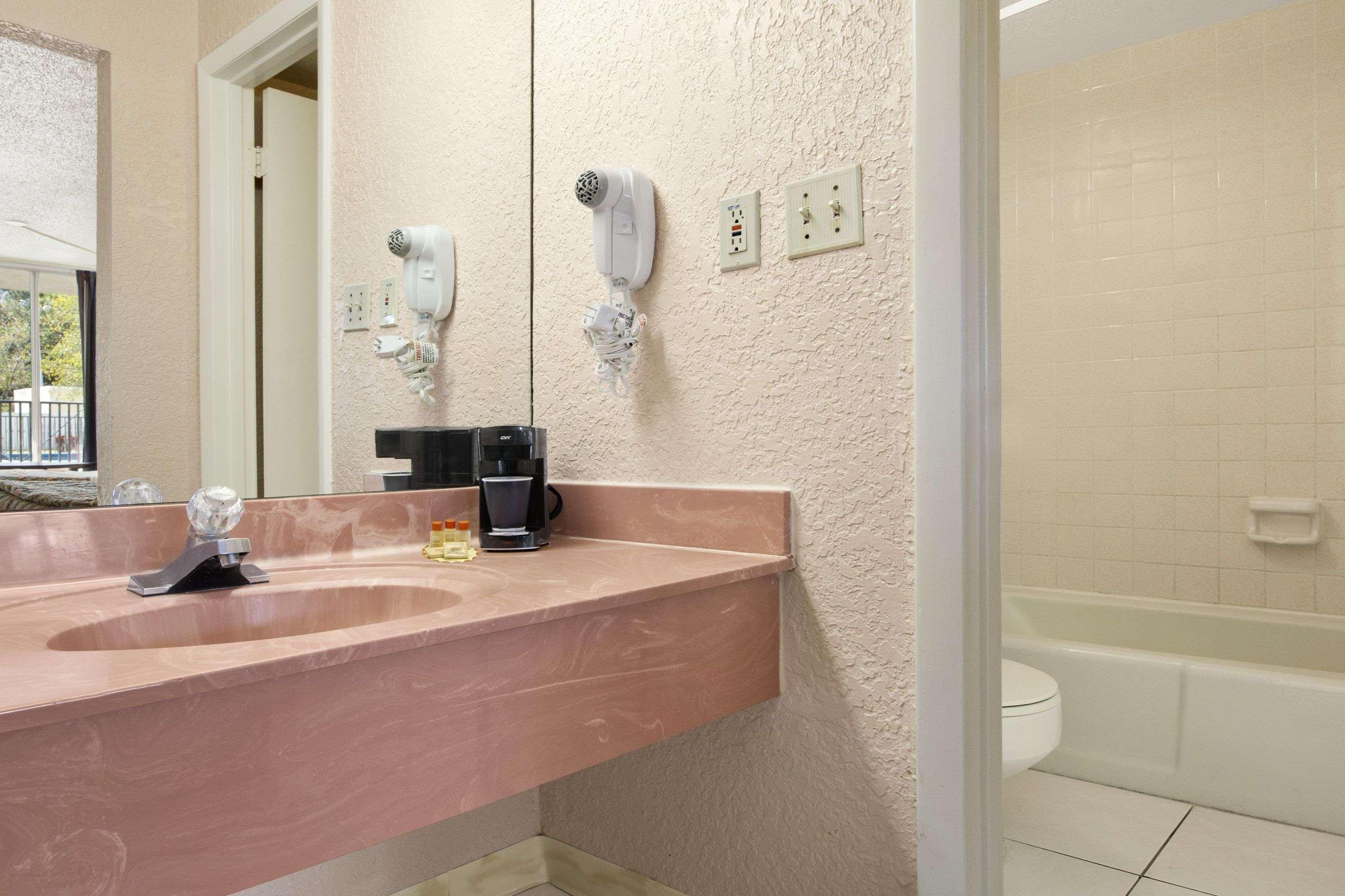 Days Inn Fort Pierce Midtown — photo 5