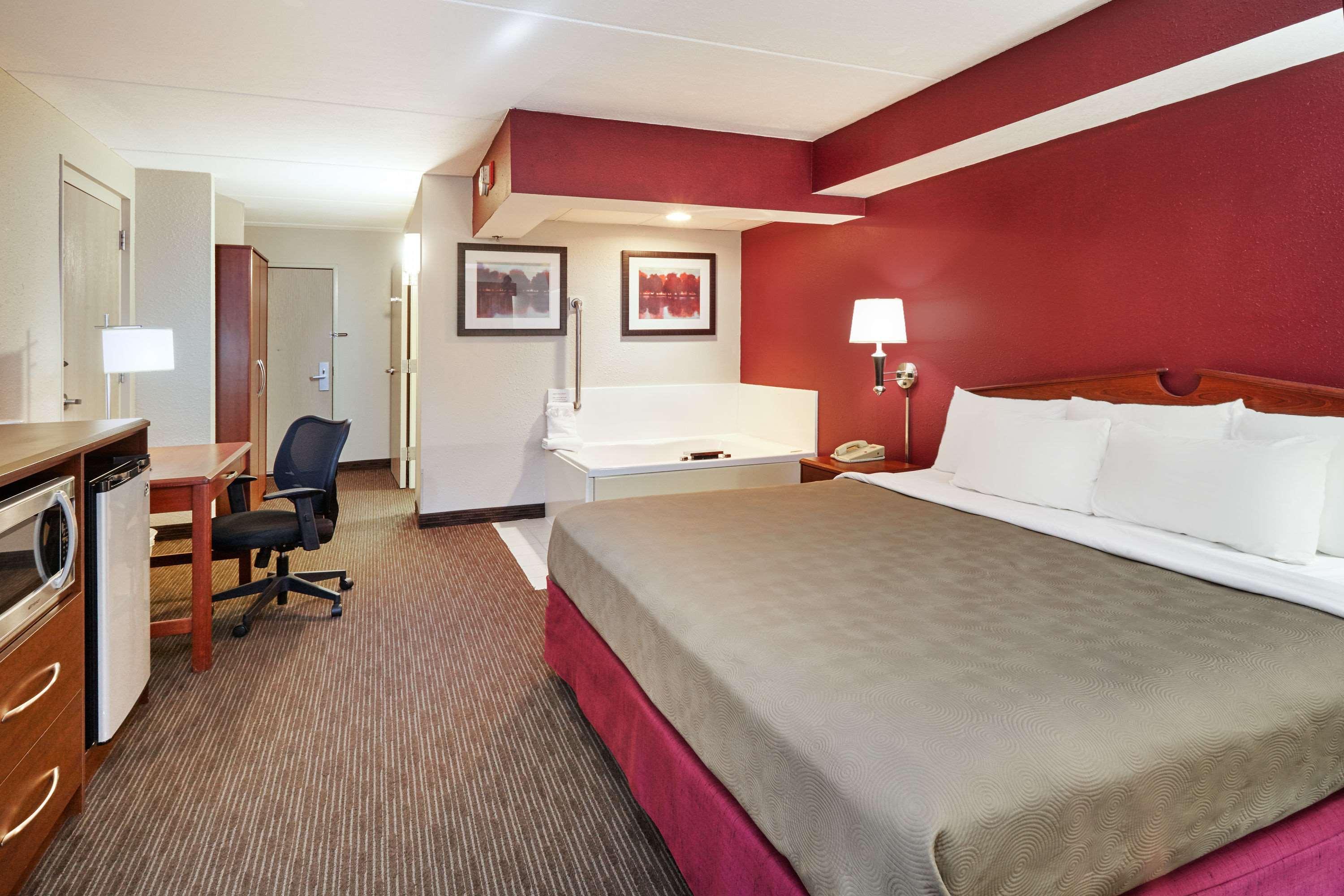 AmericInn by Wyndham Douglas/Saugatuck — photo 5