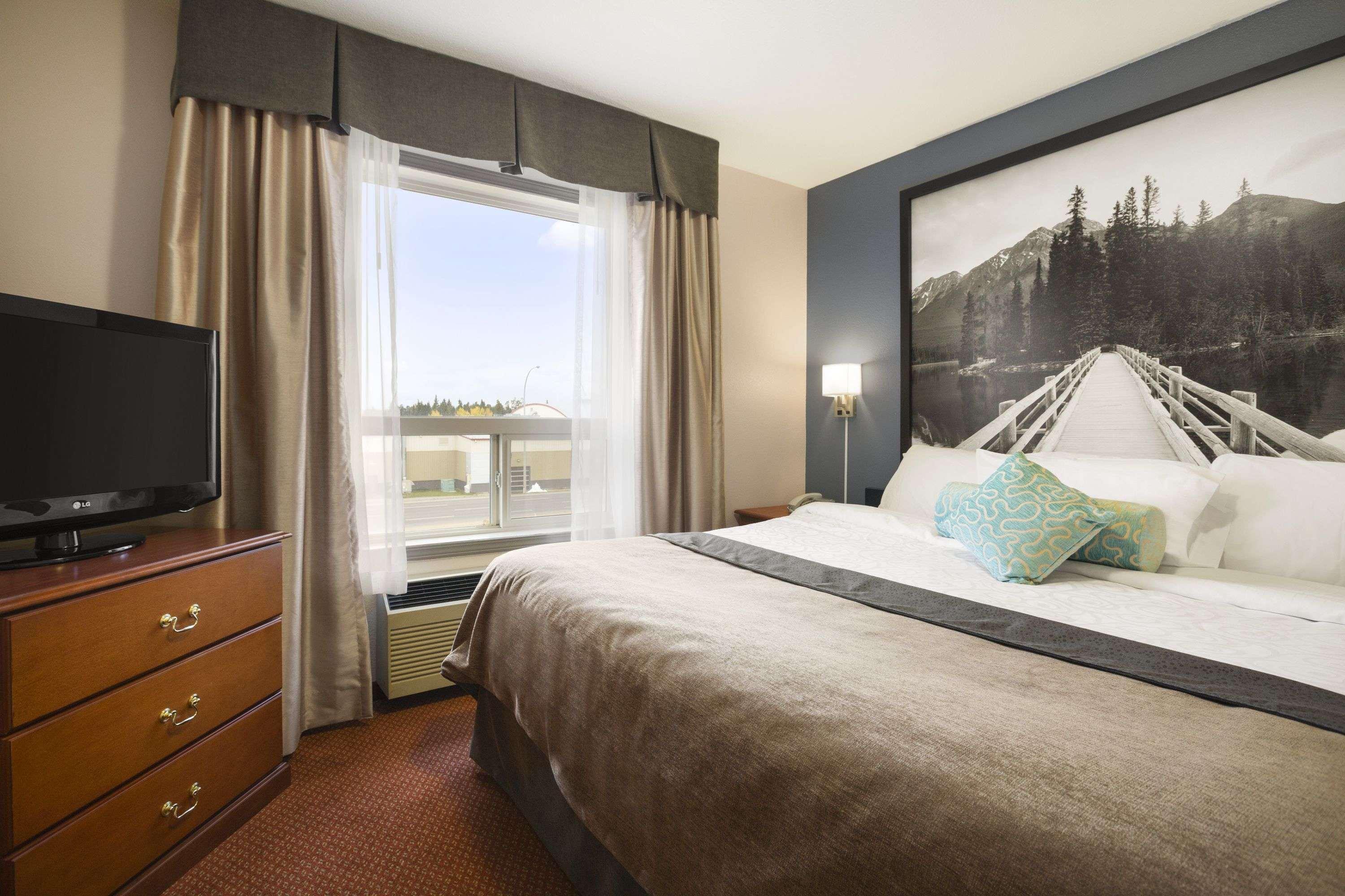 Super 8 by Wyndham Whitecourt — photo 4