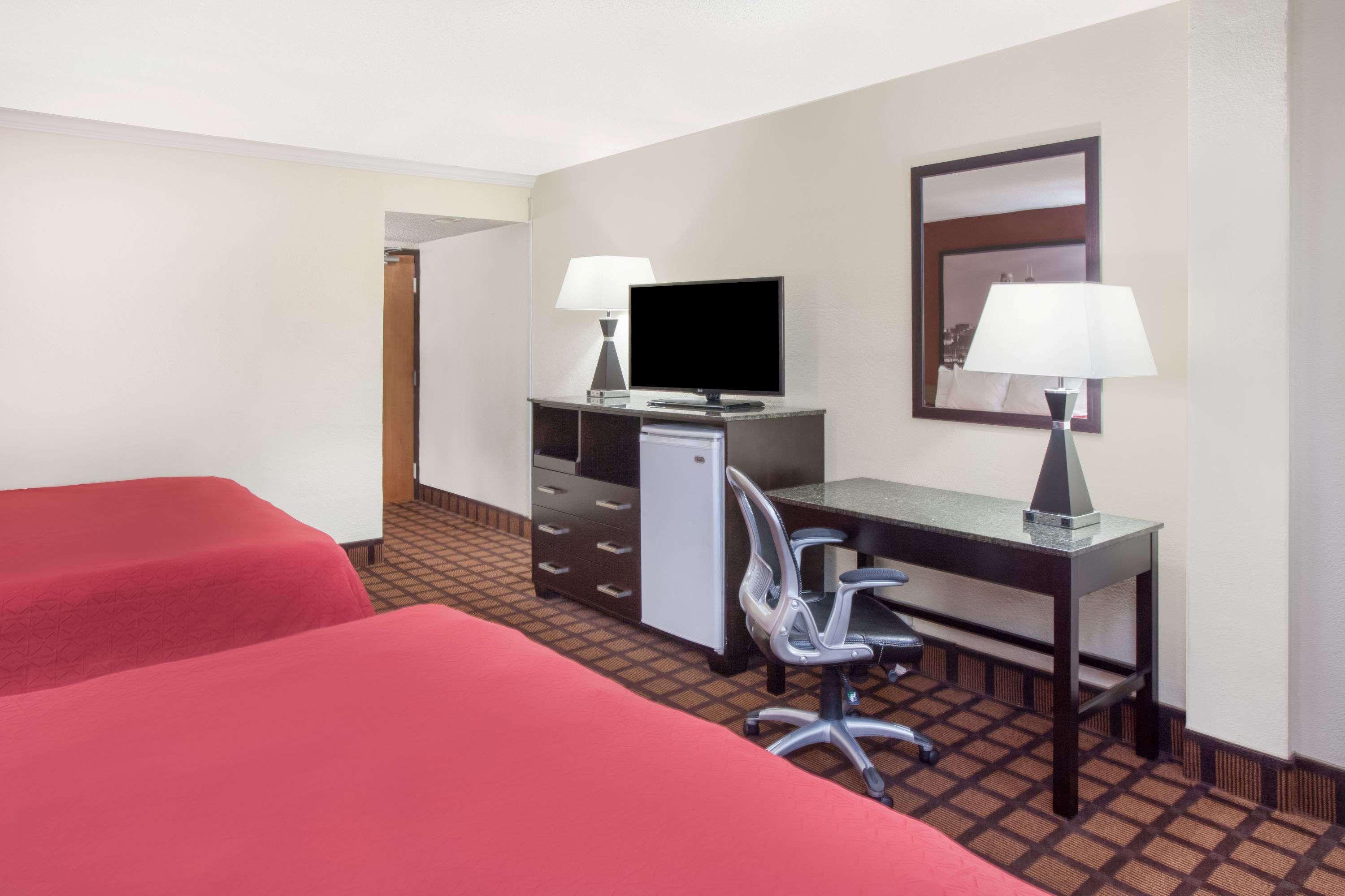 Super 8 by Wyndham Chicago IL — photo 4