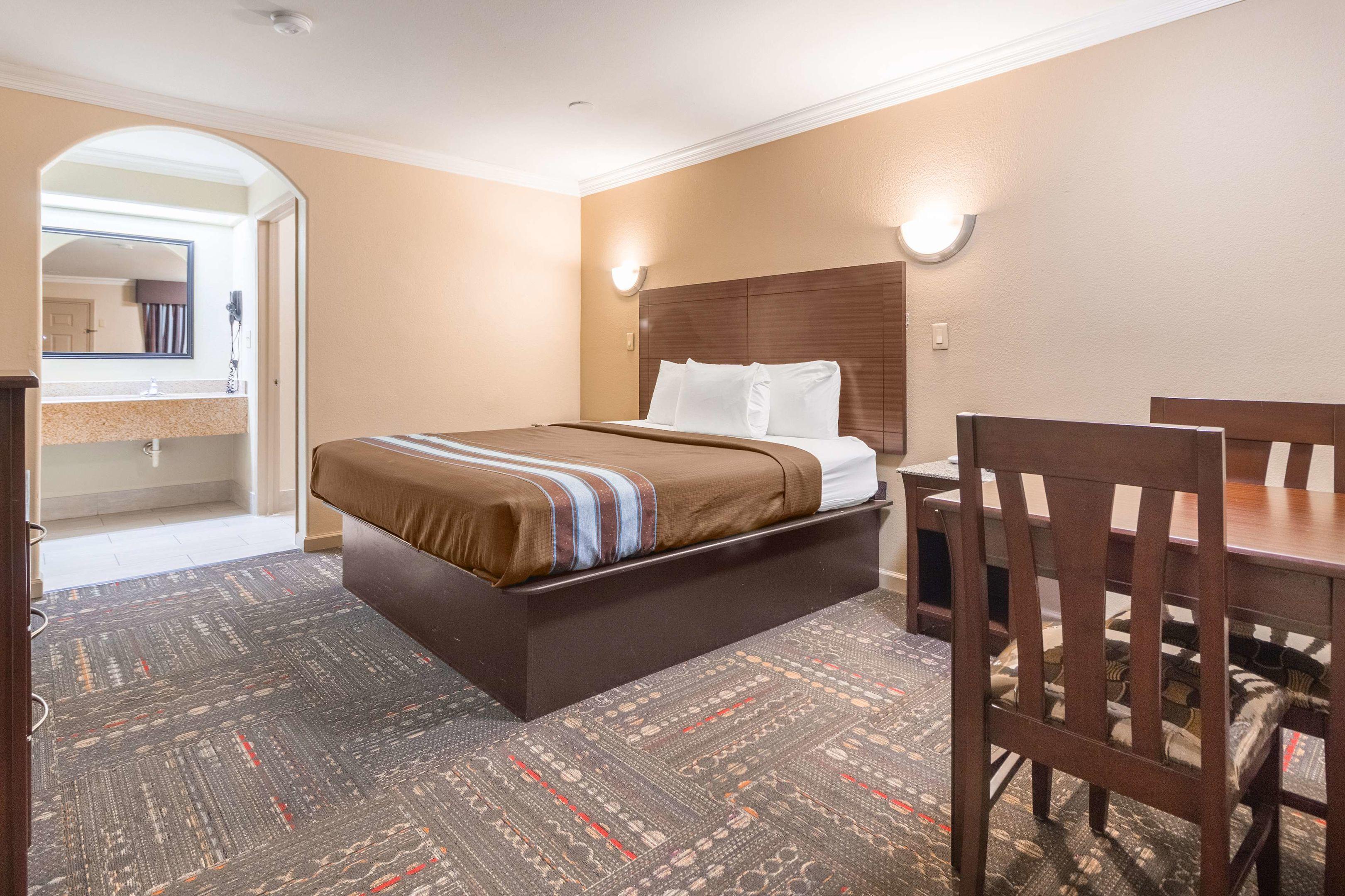 Americas Best Value Inn-Houston I-45/Loop 610 — photo 4