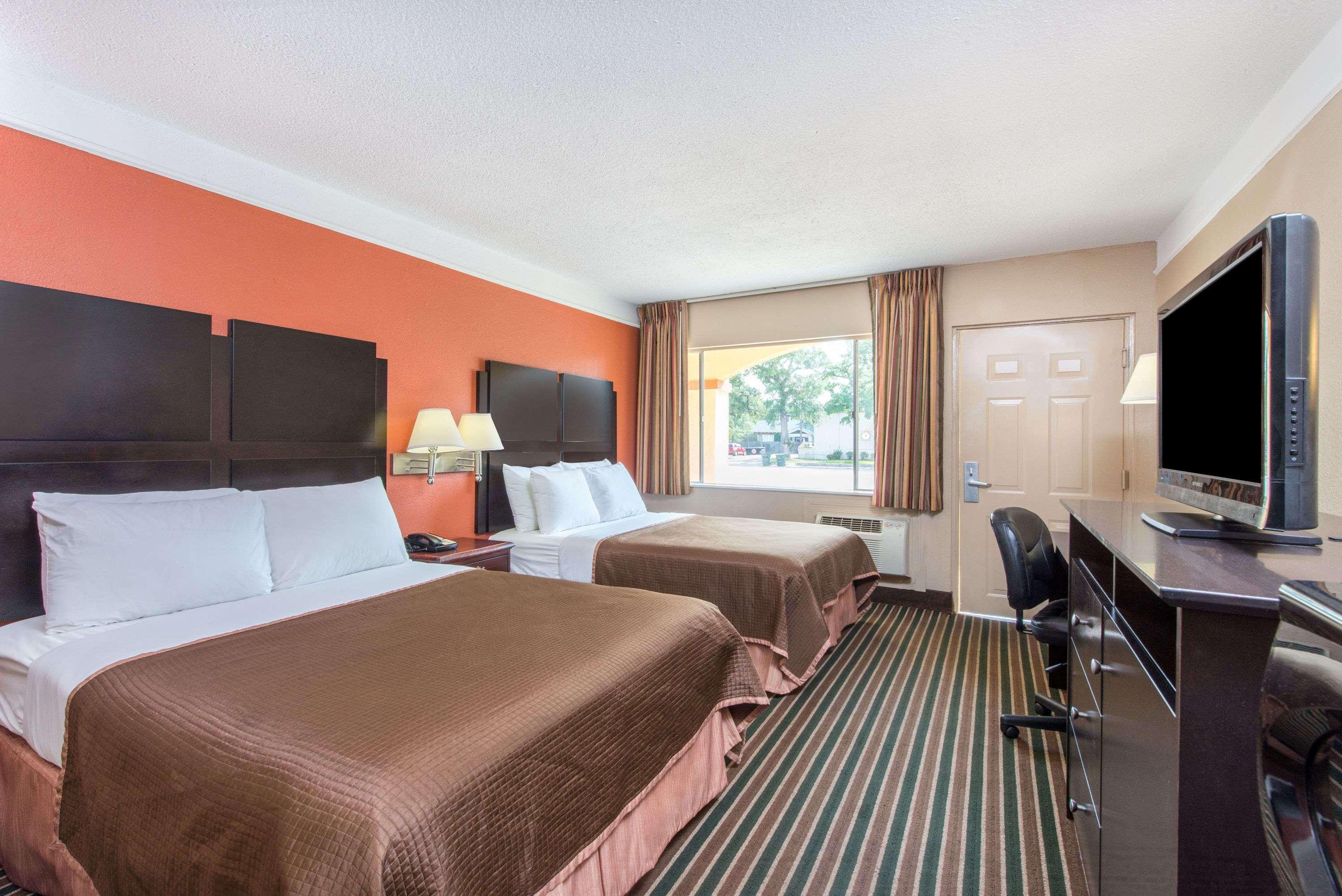 Howard Johnson Express Inn - Lake Charles — photo 5