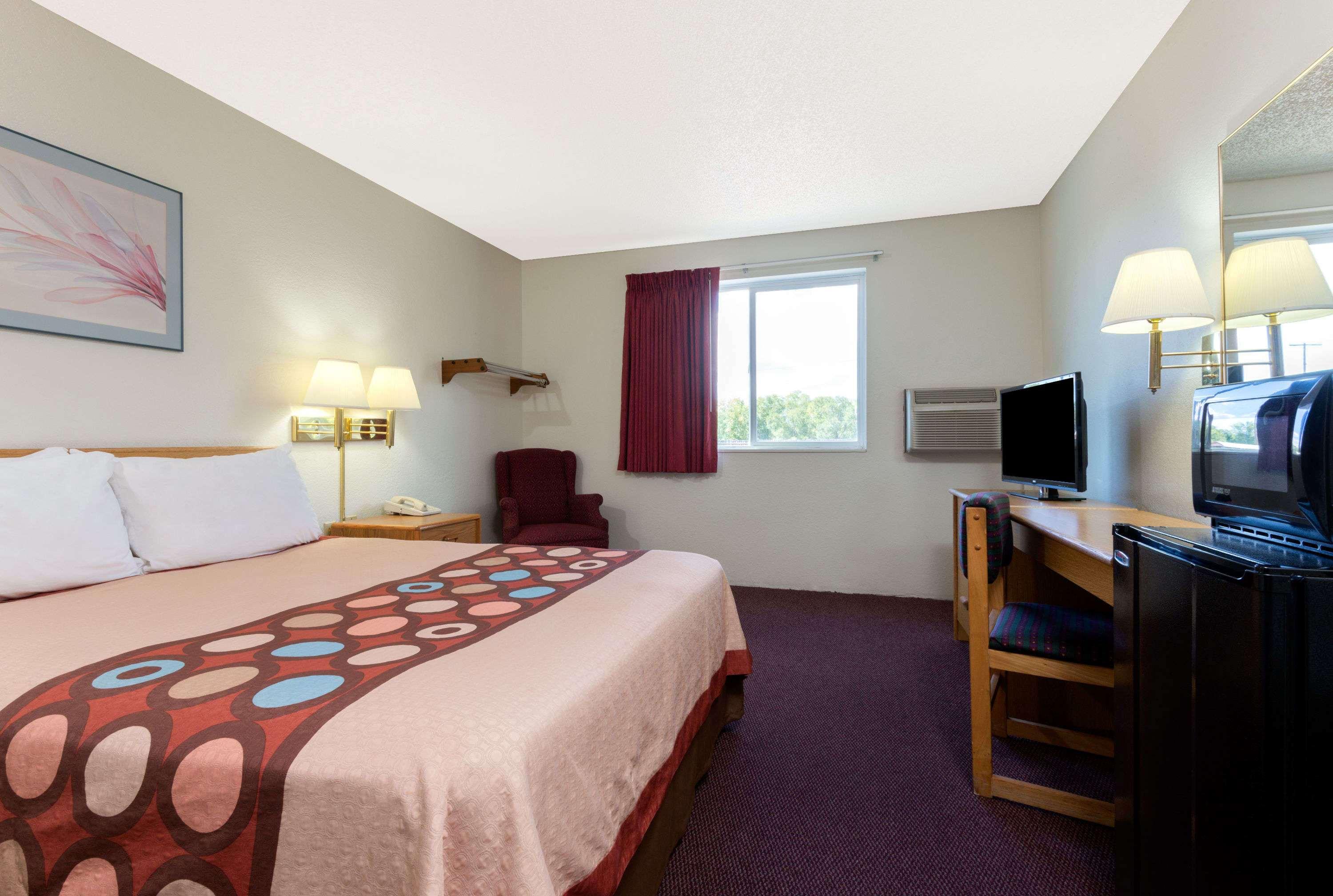 Super 8 by Wyndham Raton — photo 4