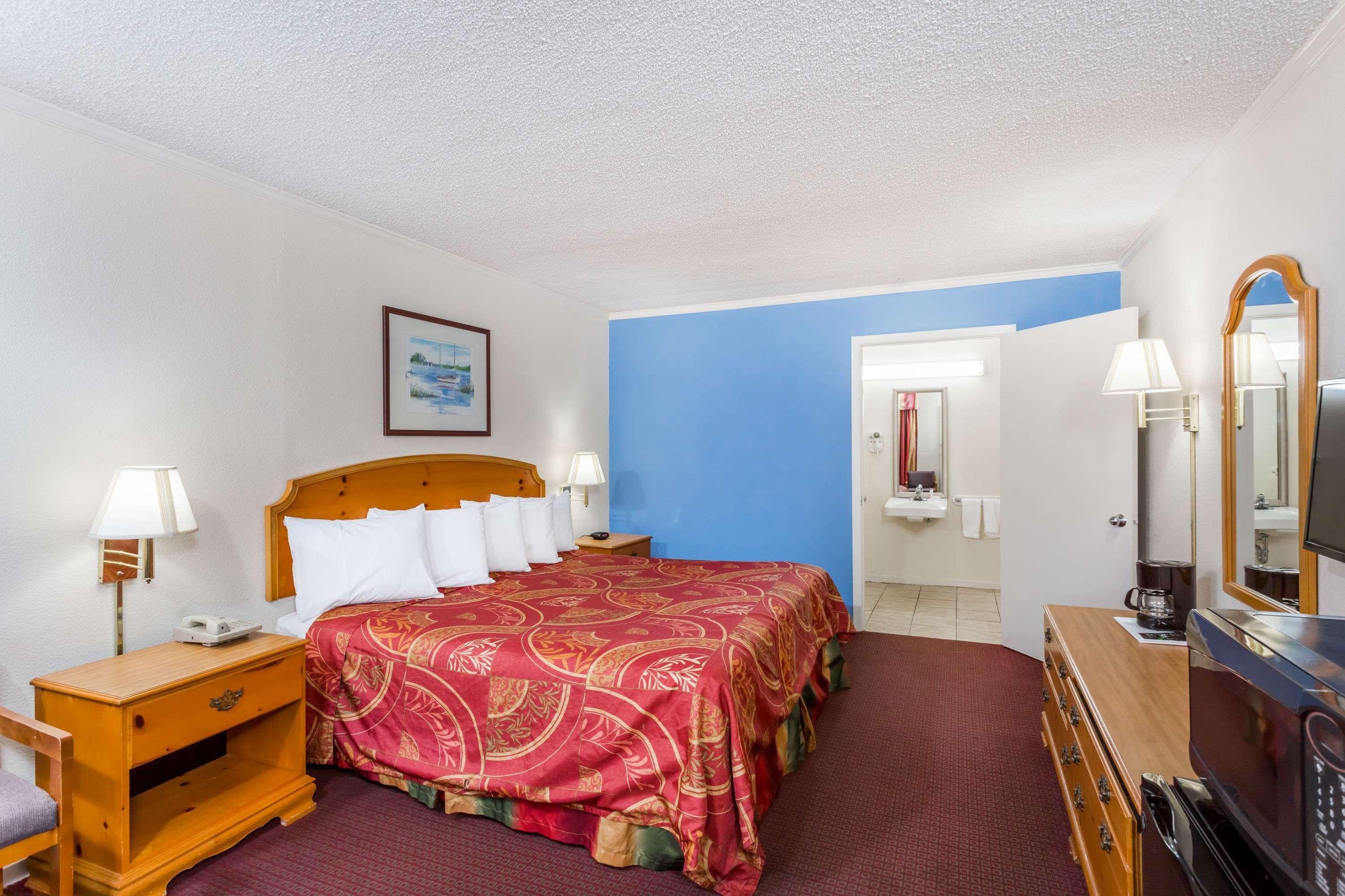 Days Inn by Wyndham Summerton — photo 5