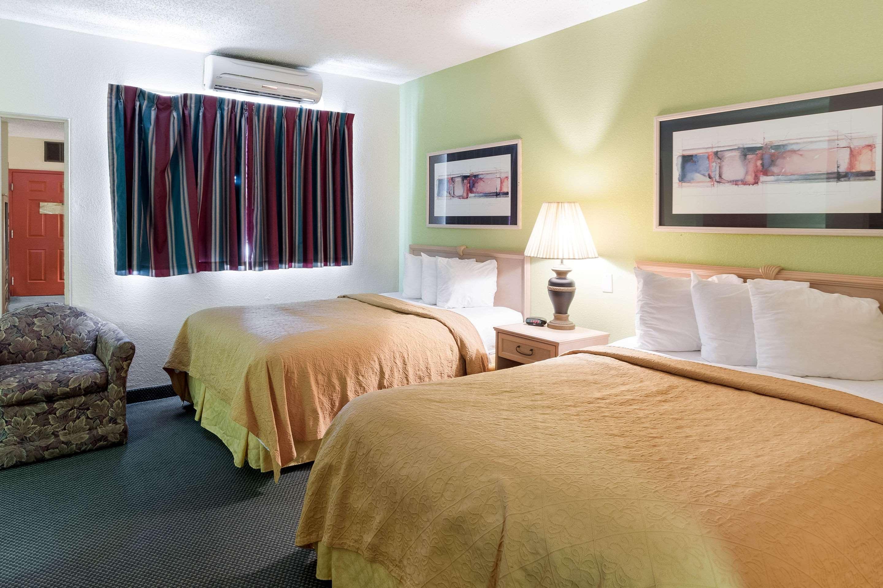Econo Lodge Inn & Suites — photo 5