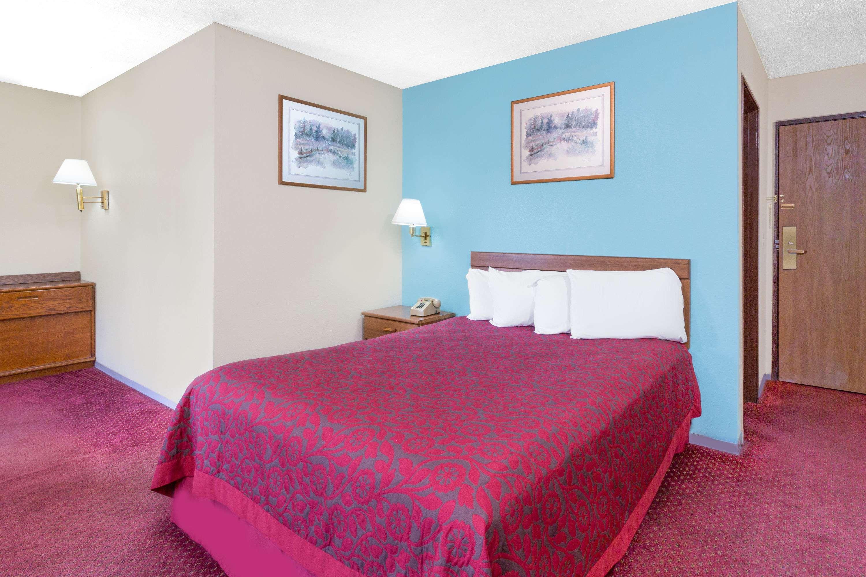 Days Inn Warrensburg — photo 3
