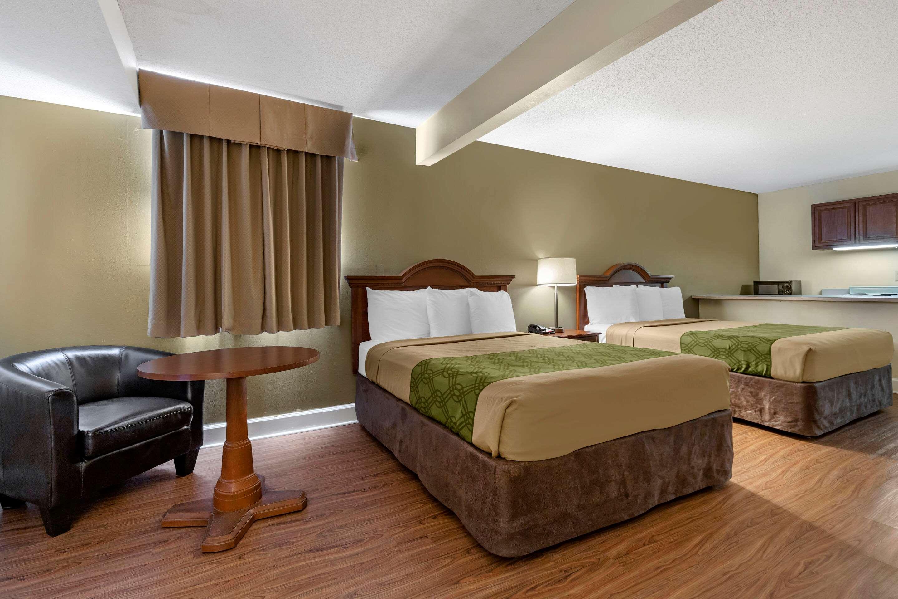 Econo Lodge Inn & Suites — photo 4