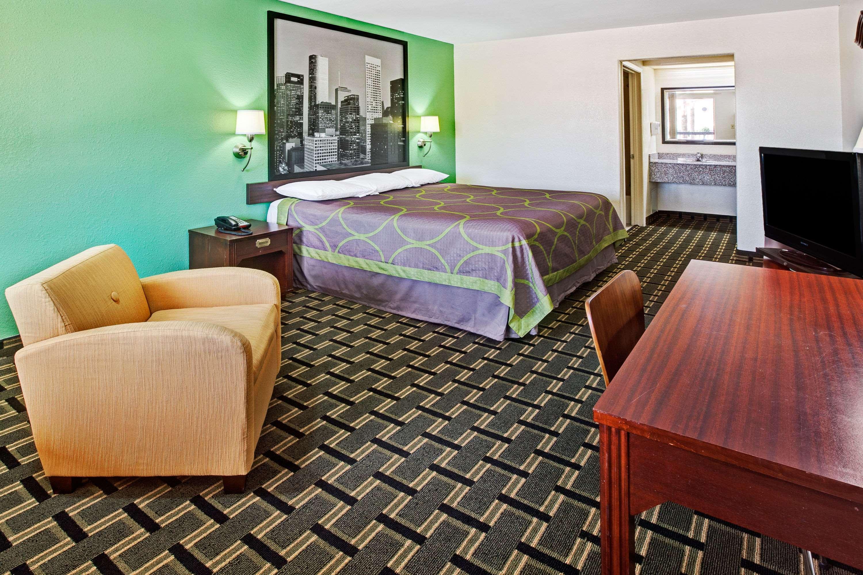 Super 8 by Wyndham Baytown — photo 3