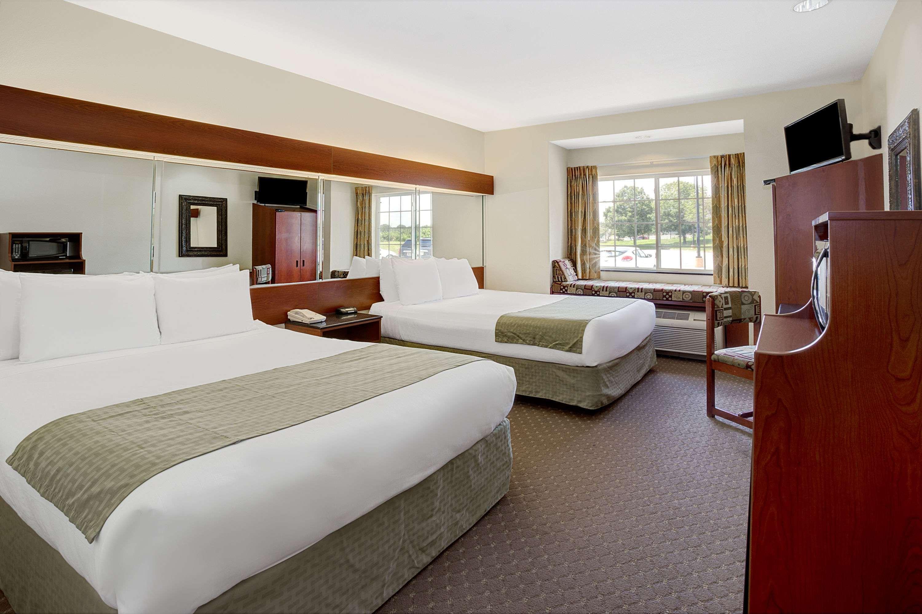 Microtel Inn & Suites by Wyndham Indianapolis Airport — photo 4