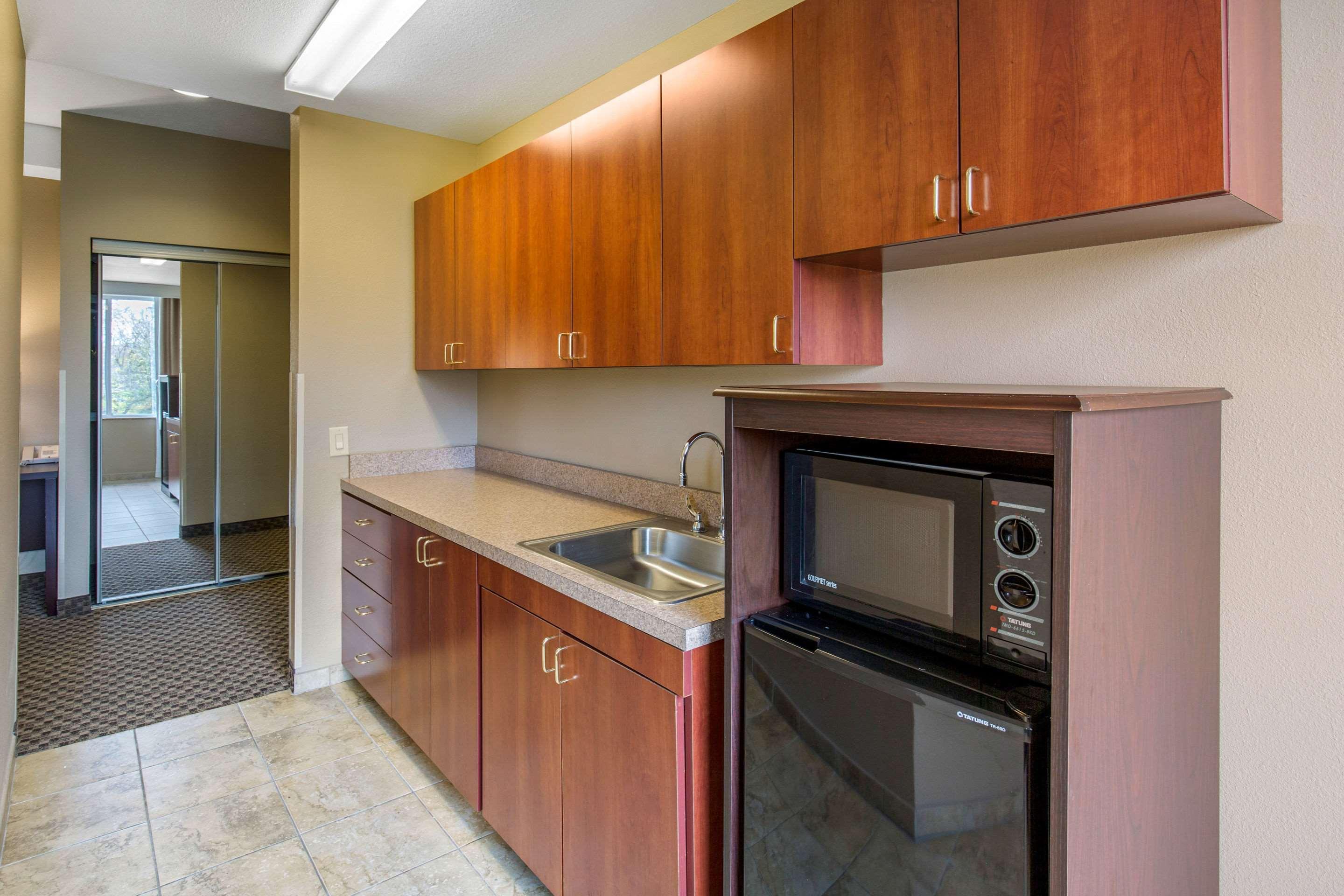 Comfort Suites — photo 4