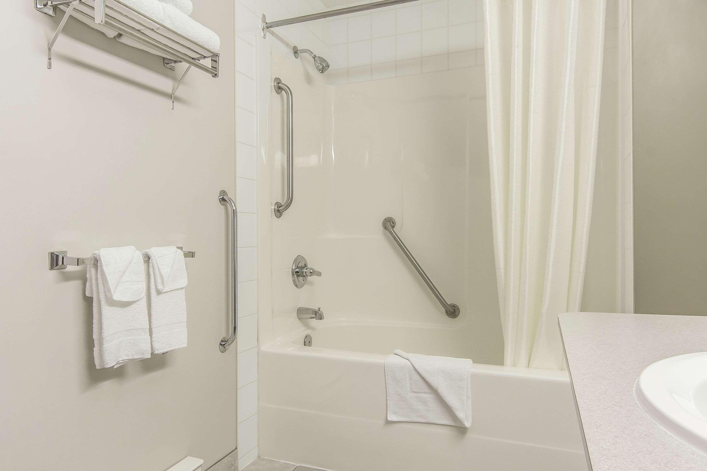 Econo Lodge Inn & Suites — photo 5