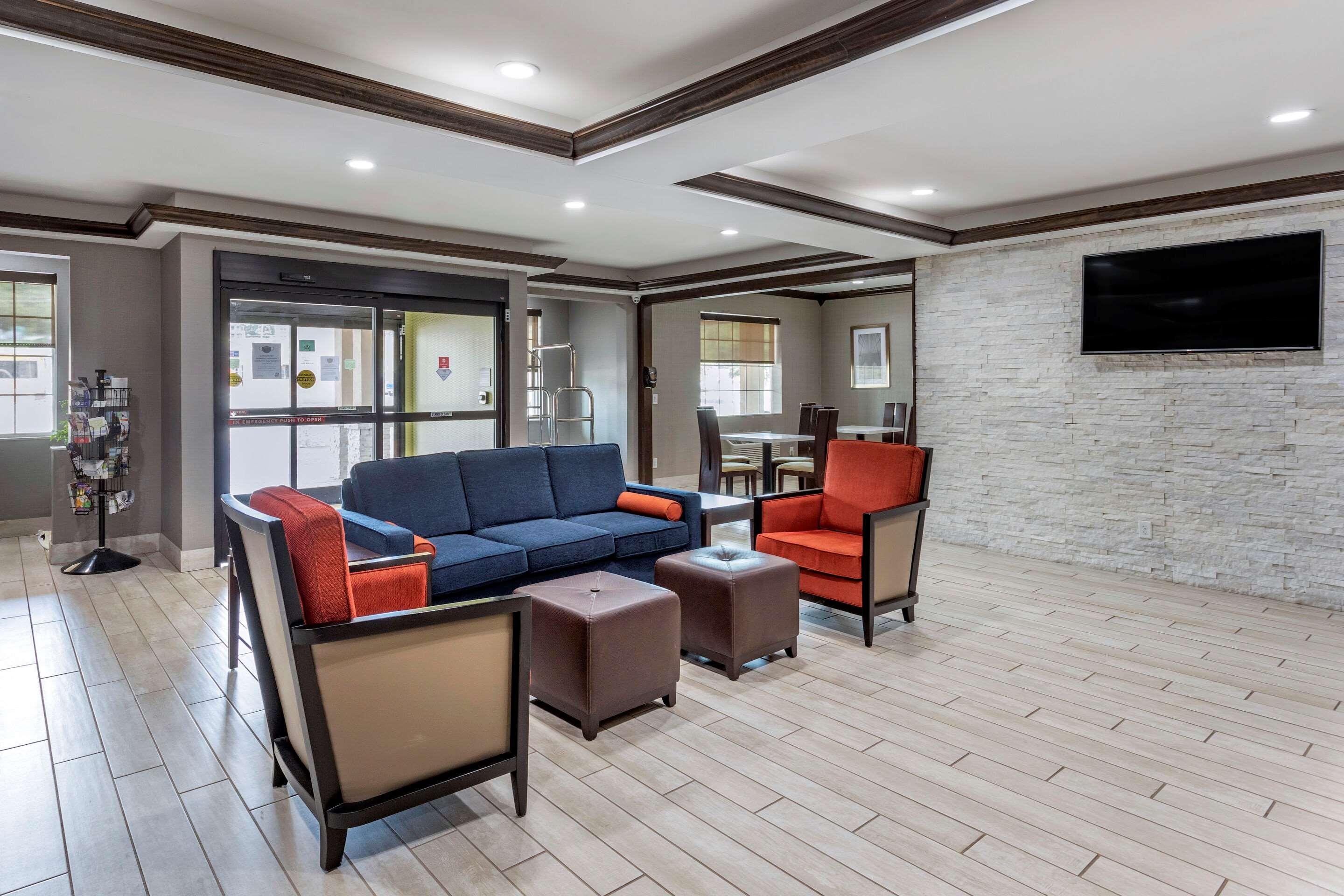 Comfort Inn & Suites — photo 5
