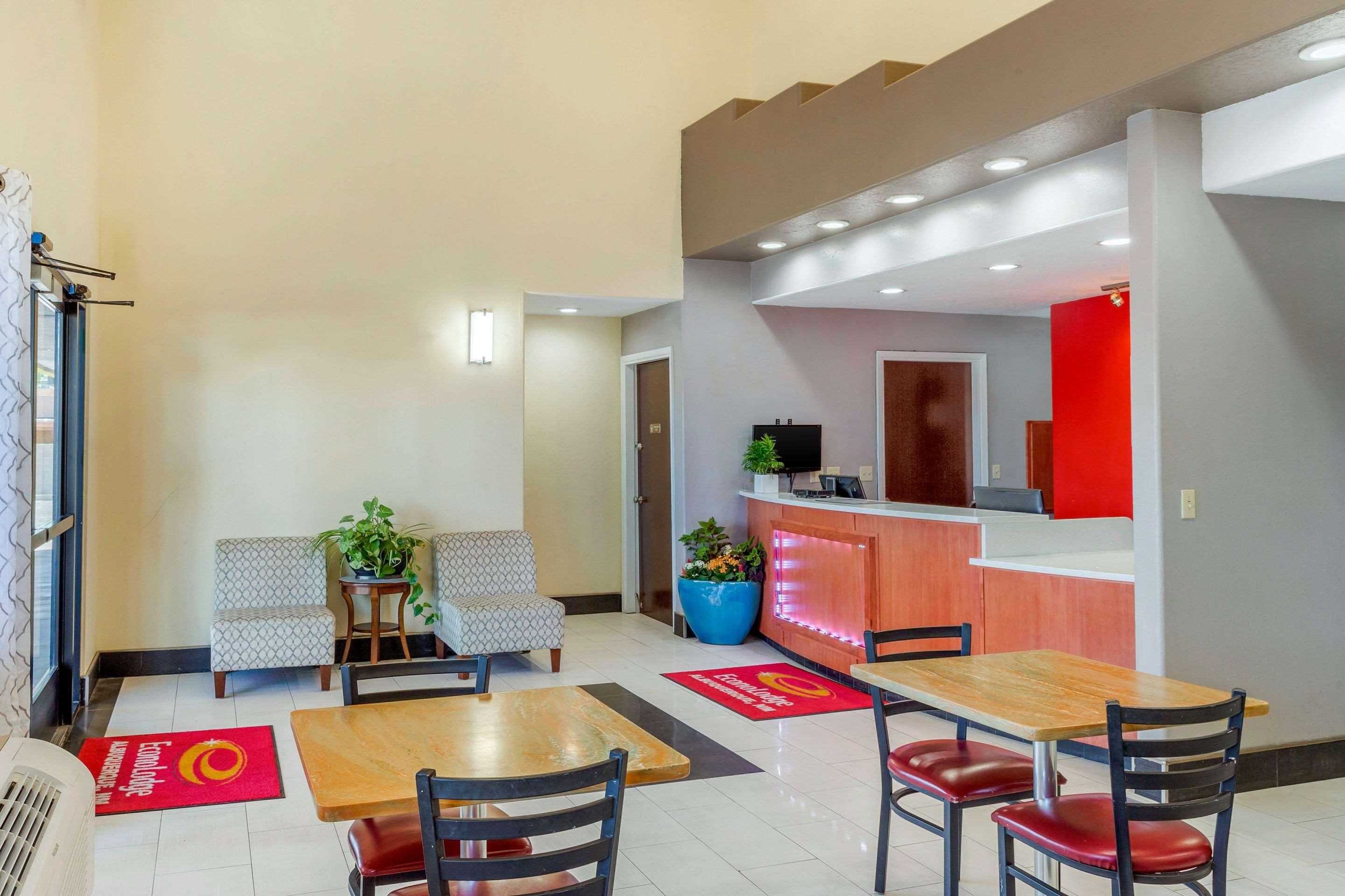 Econo Lodge West - Coors Blvd — photo 4