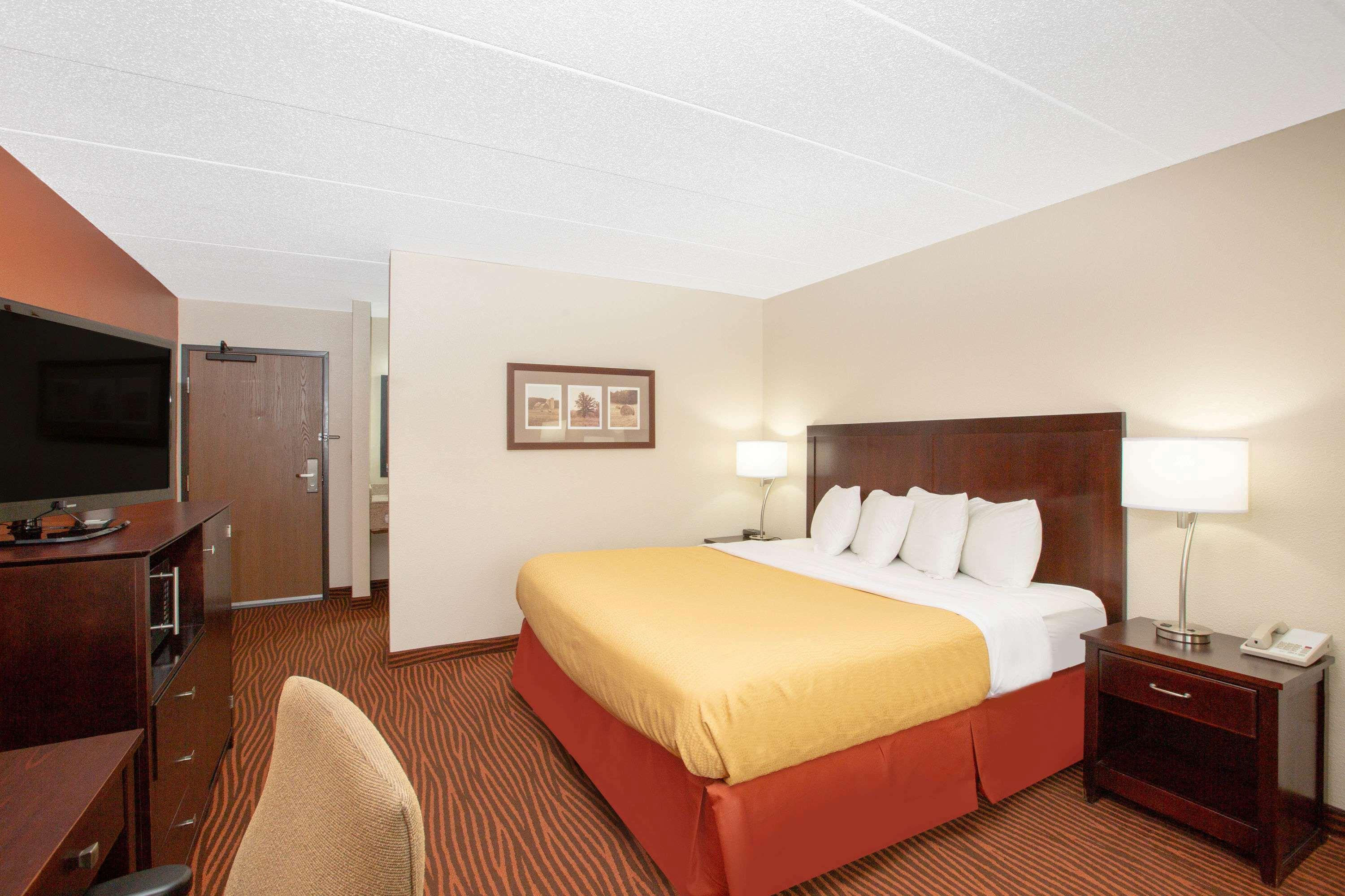 AmericInn Lodge & Suites Muscatine — photo 4